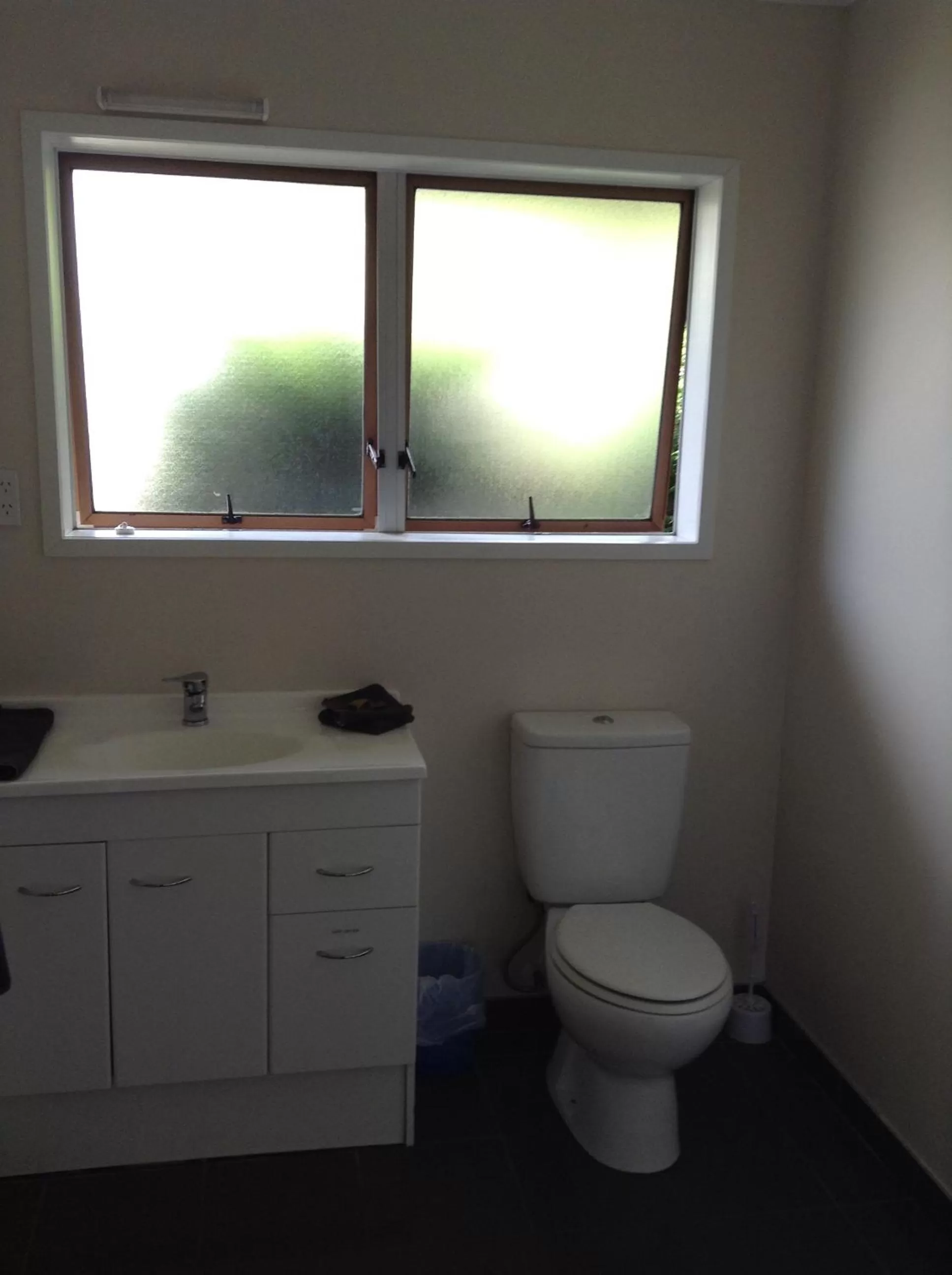 Bathroom in Ocean Inn Motel