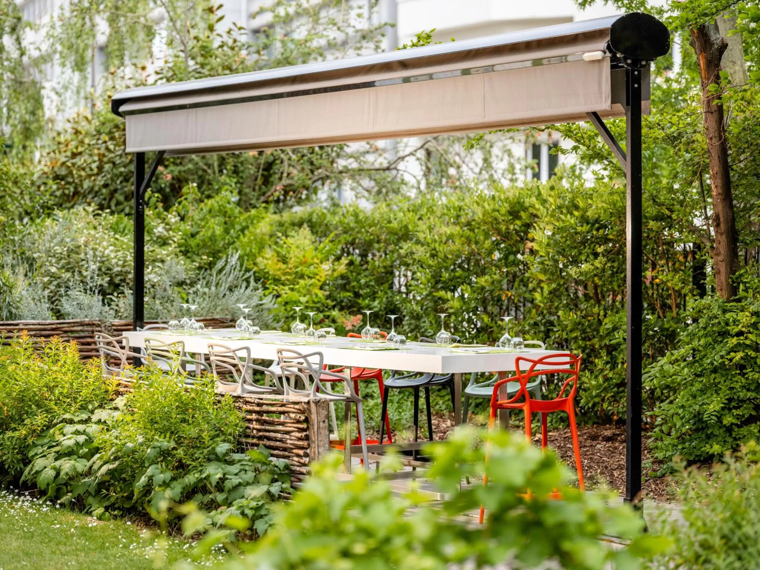 Patio in Mercure Paris Centre Tour Eiffel