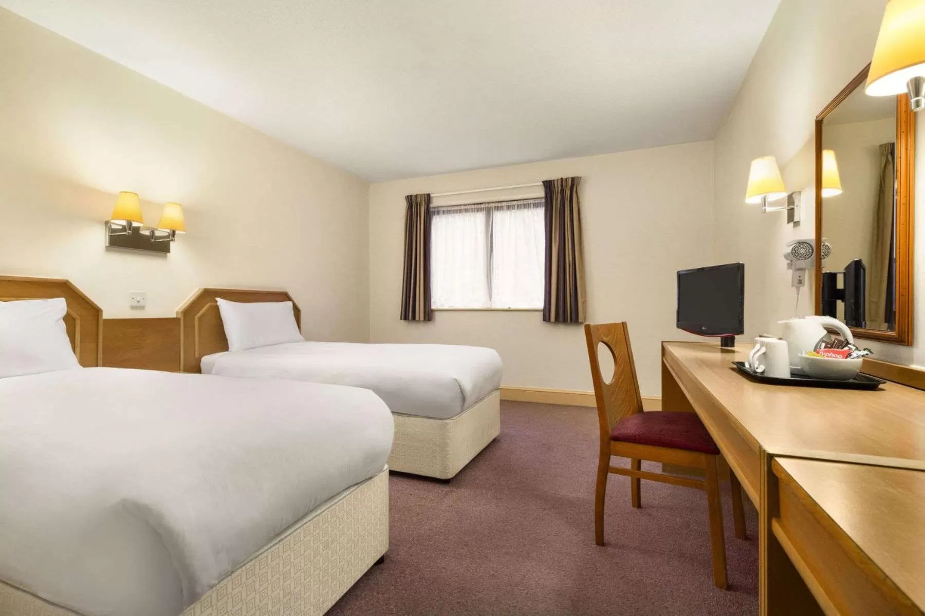 Bedroom, Bed in Days Inn Sutton Scotney South