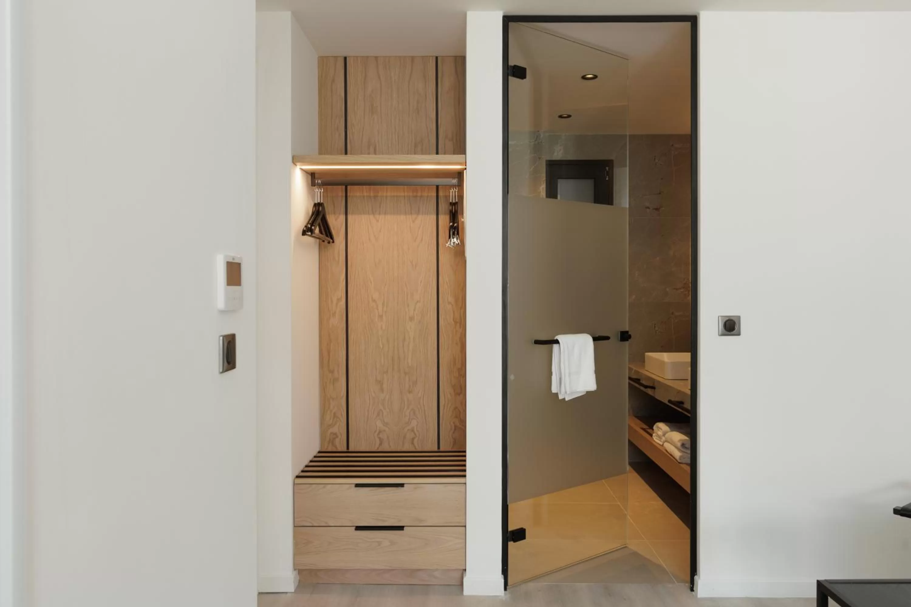 Bathroom in LUX&EASY Signature Syngrou 234