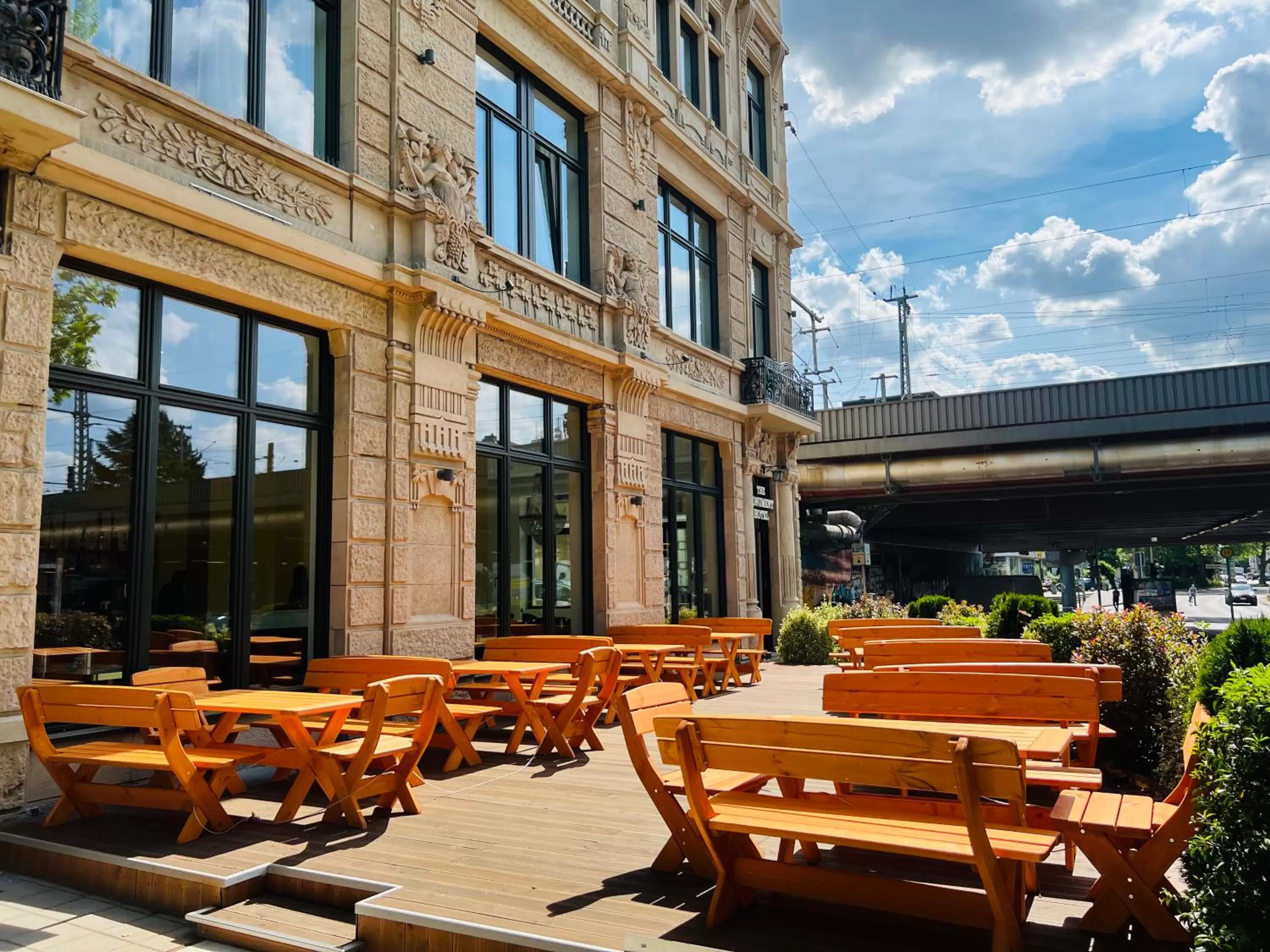 Patio, Restaurant/Places to Eat in The Monument Hotel - BW Signature Collection