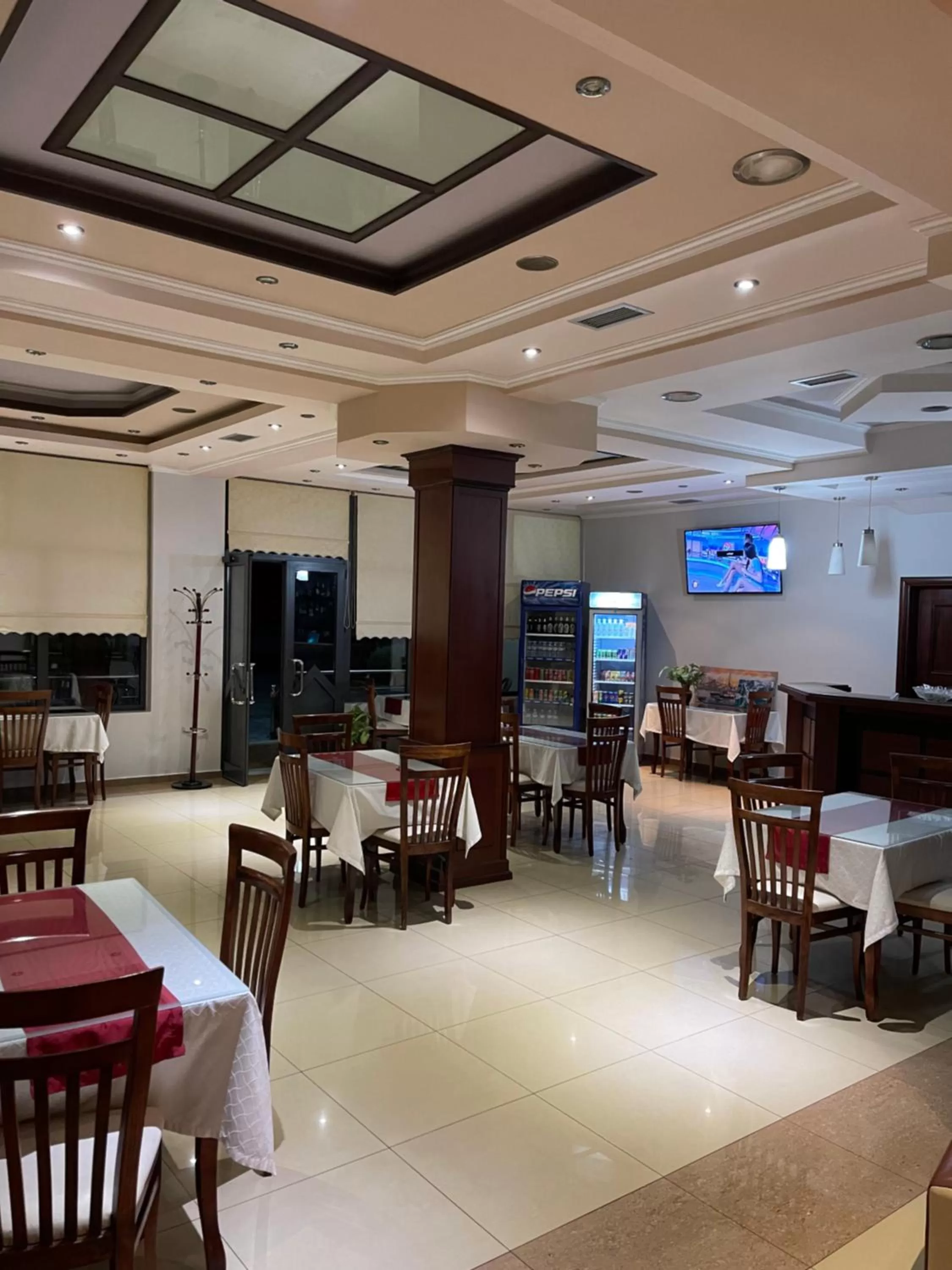 Restaurant/Places to Eat in Hotel Selfo