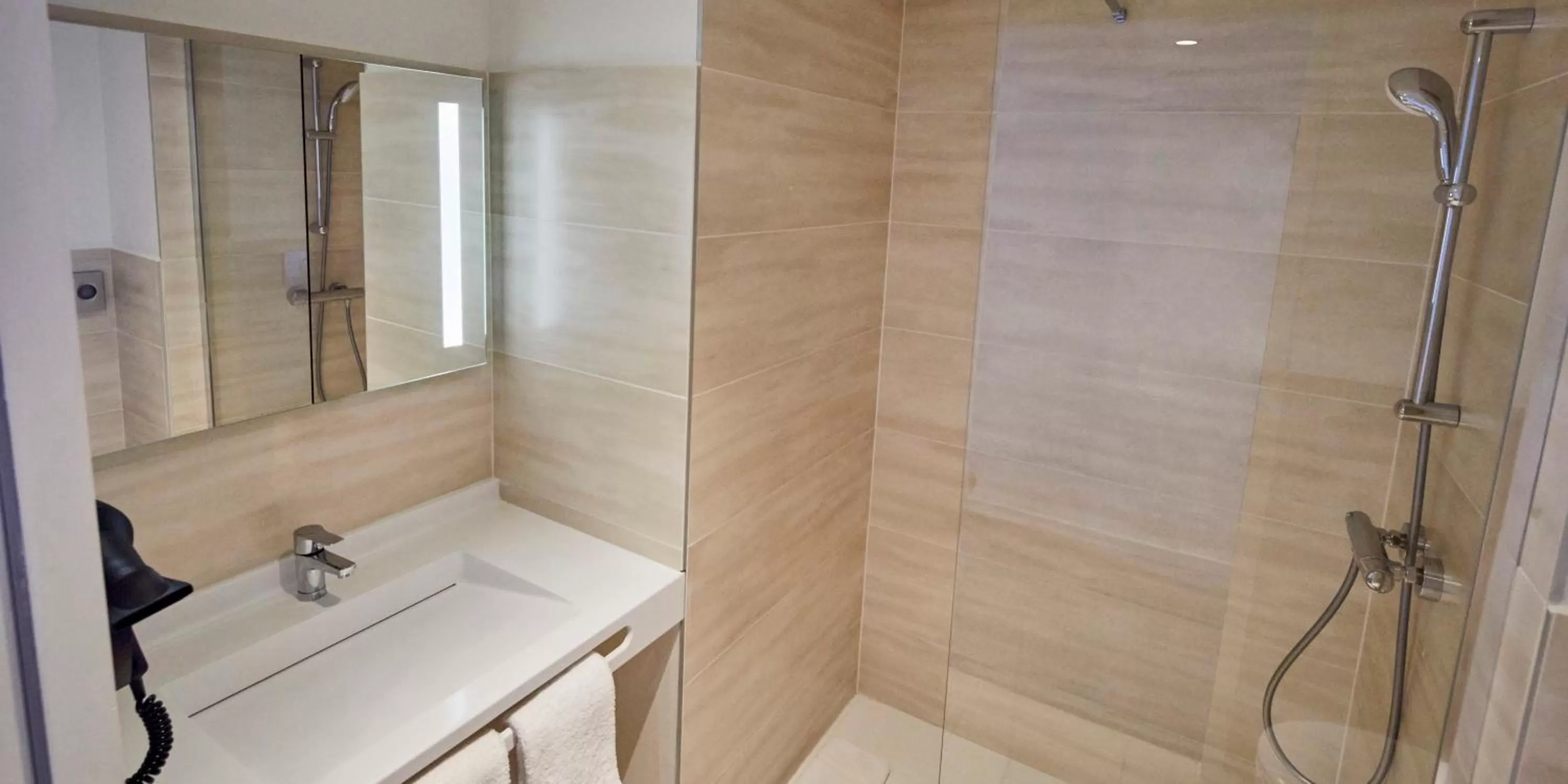 Bathroom in Kyriad Combs-La-Ville - Senart