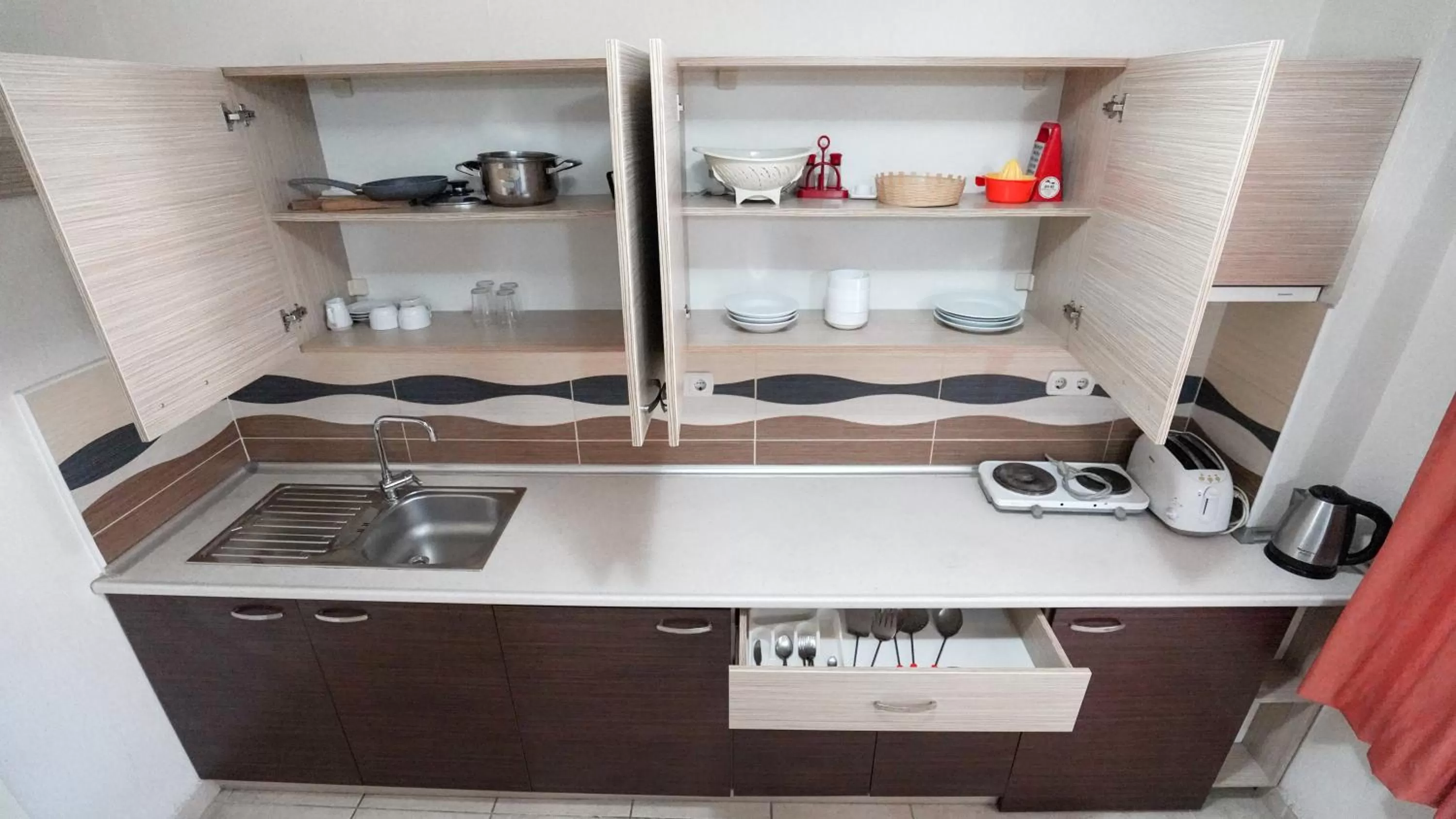 Coffee/tea facilities, Kitchen/Kitchenette in Cleopatra Ada Apart