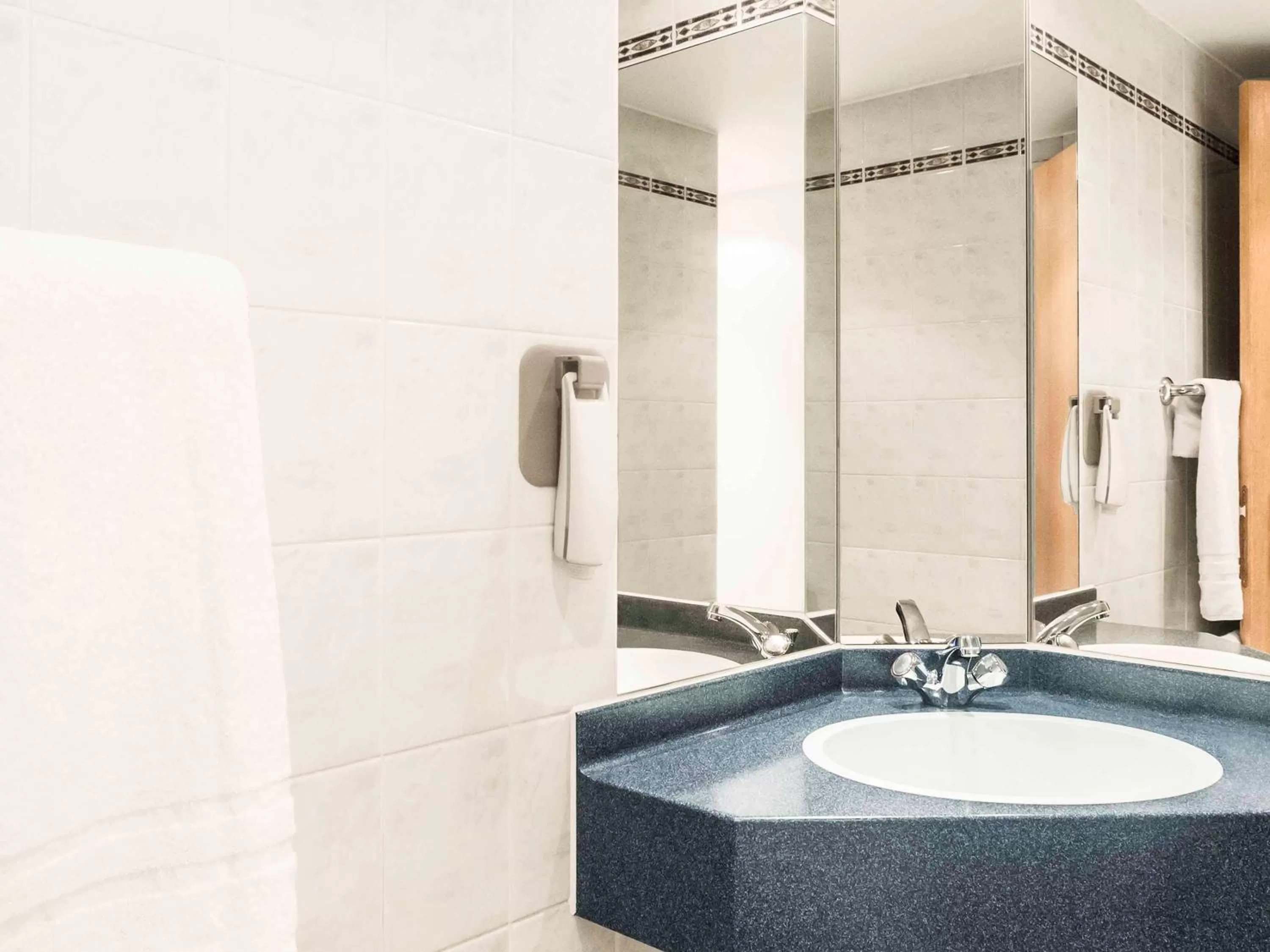 Photo of the whole room in ibis Lincoln