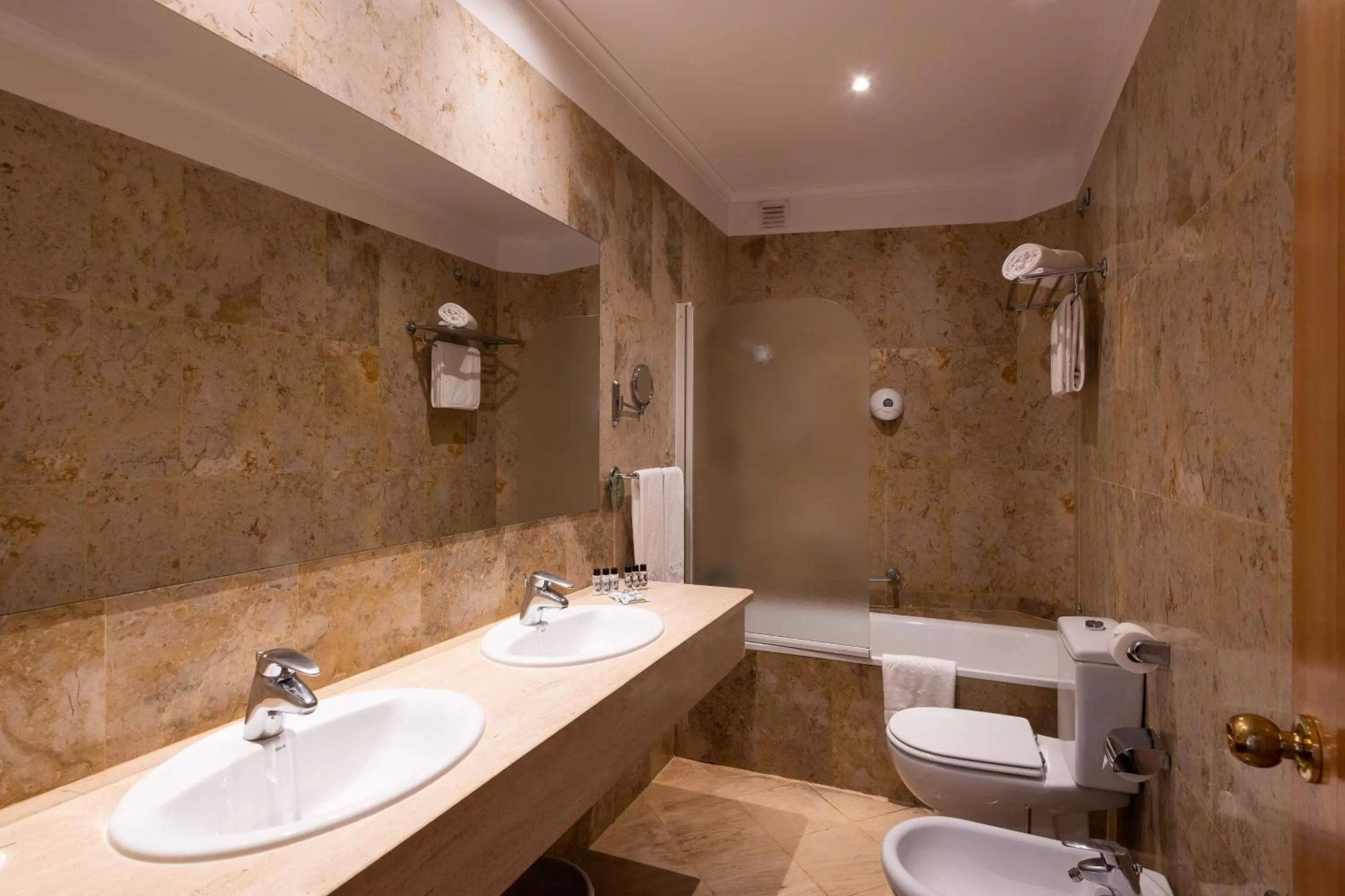 Toilet in Hotel Mundial