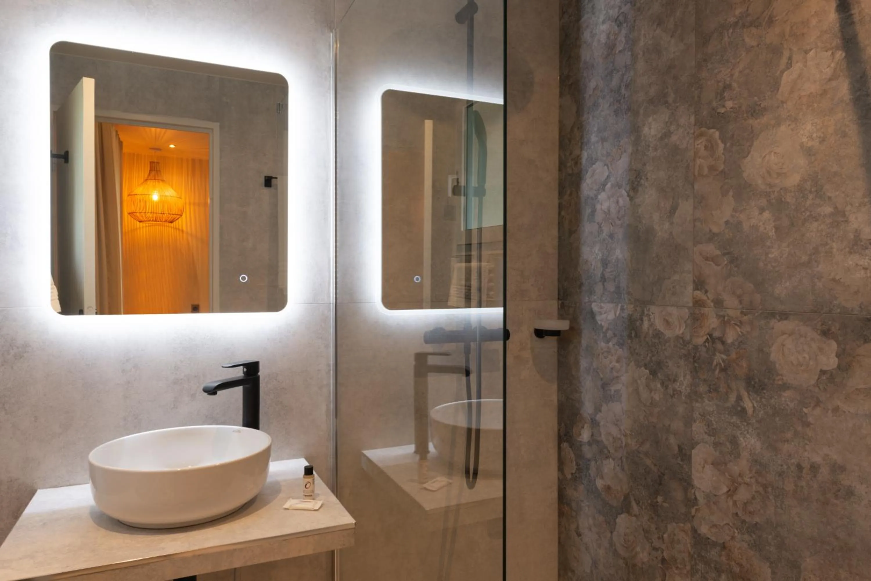 Bathroom in The Originals Boutique, Parc Hôtel, Orléans Sud