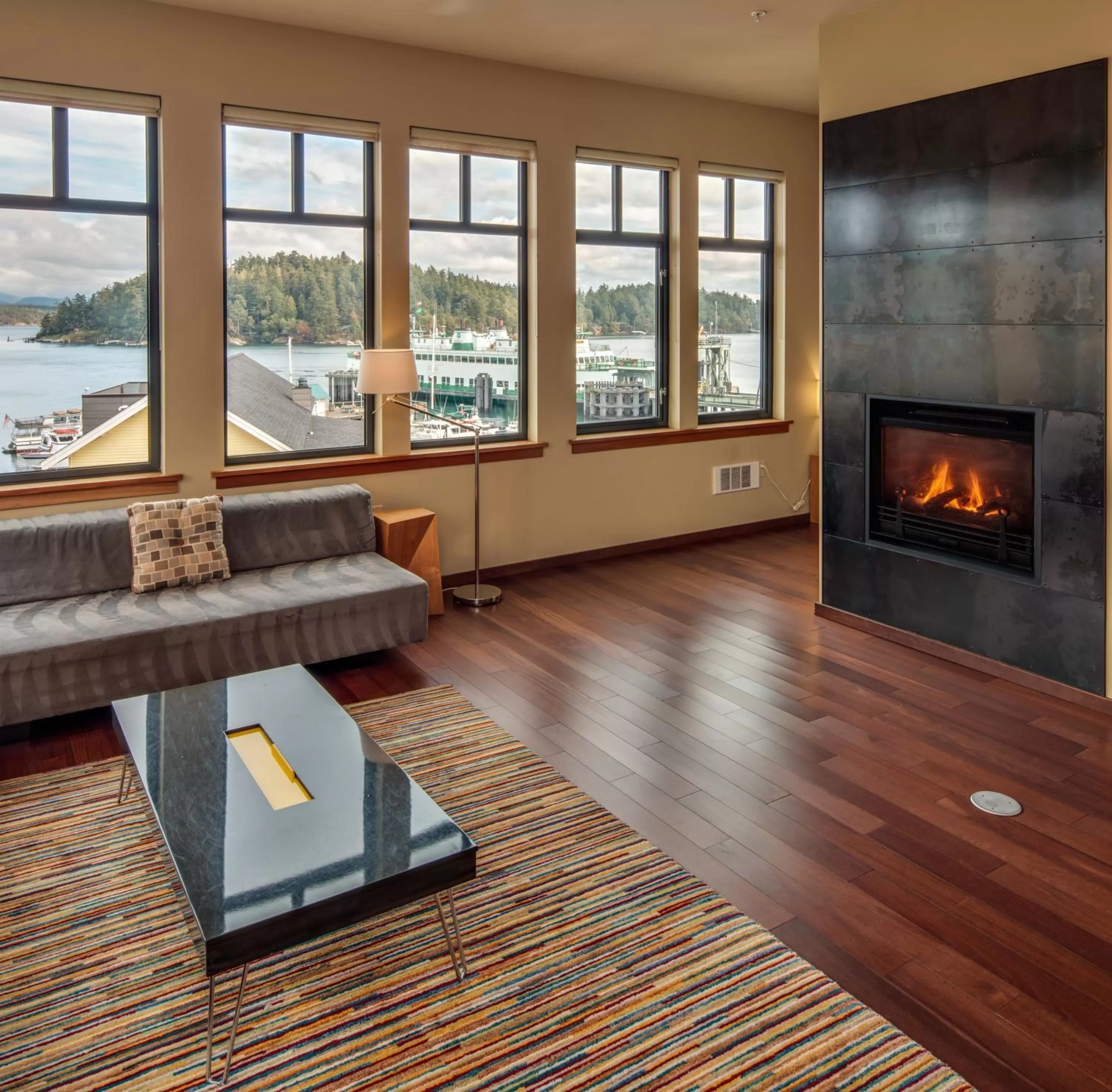 Living room in Island Inn at 123 West