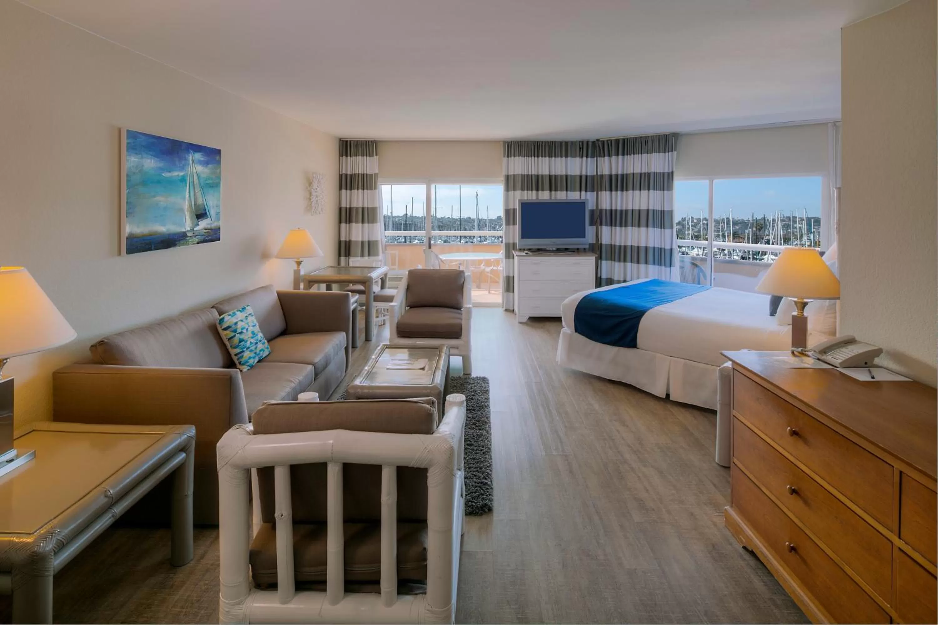 Living room, Bed in Bay Club Hotel and Marina