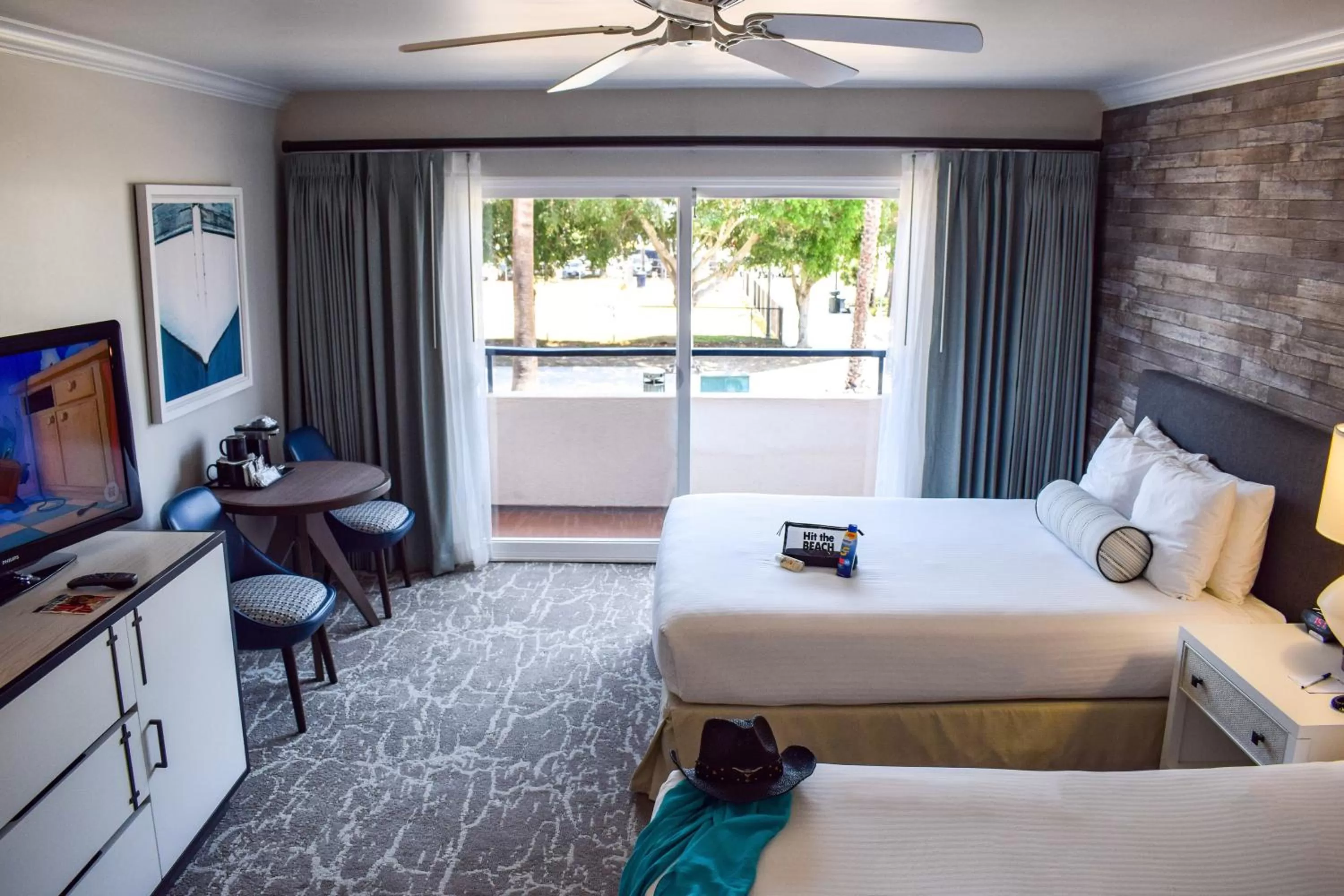 Photo of the whole room, Bed in Beachside Inn