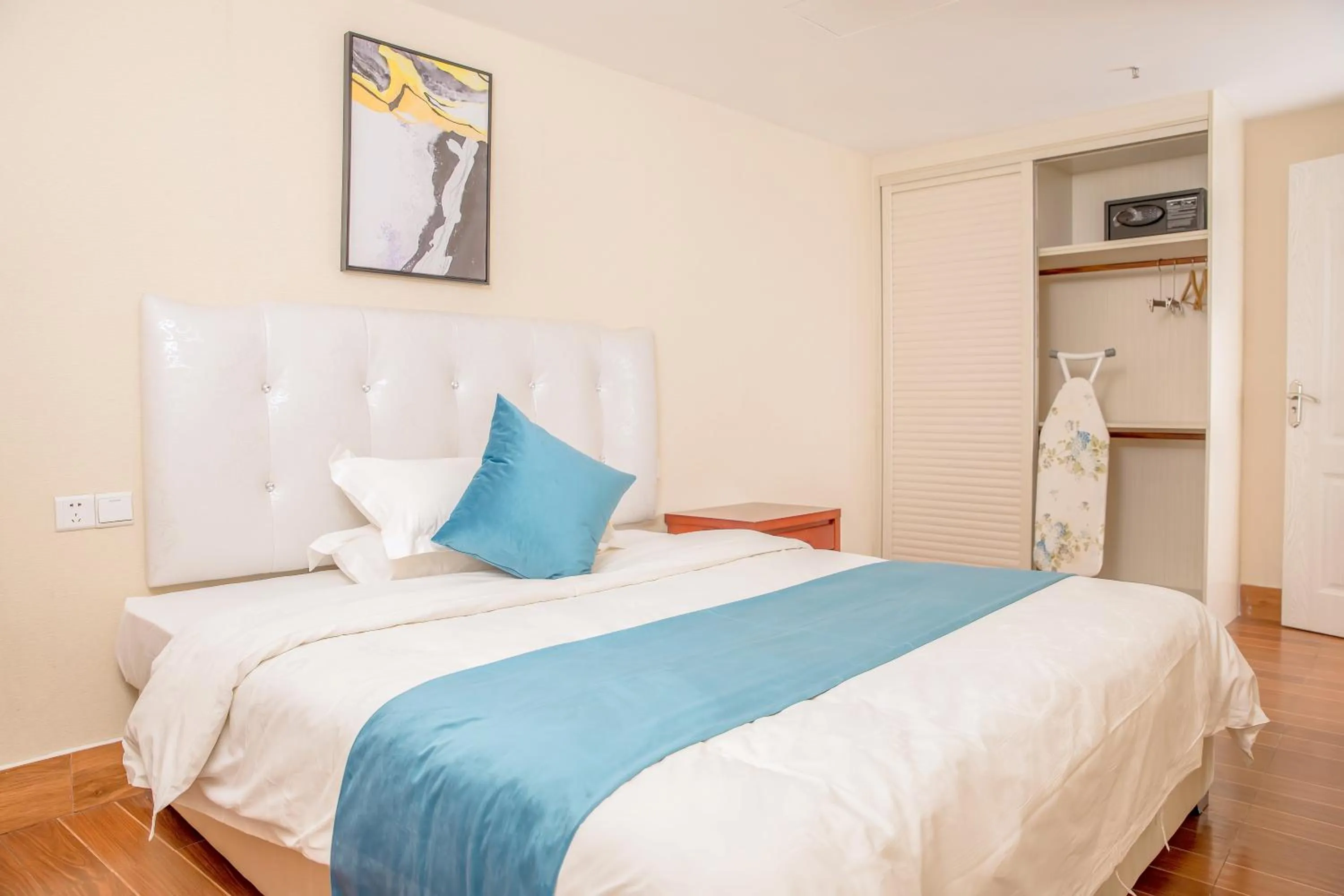 Photo of the whole room, Bed in Guangzhou Pengman Apartment Zhengjia Huanshi Branch