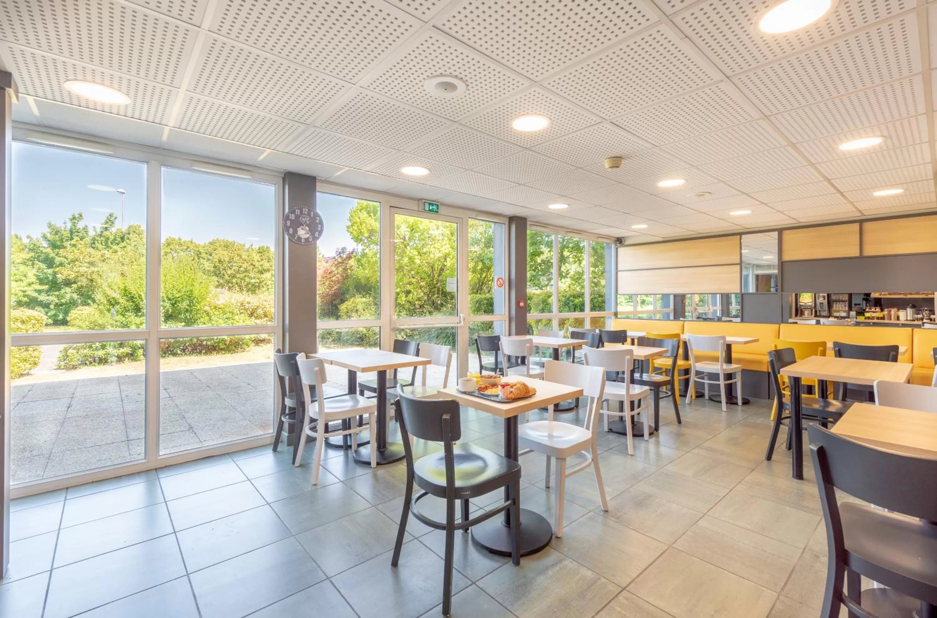 Buffet breakfast in B&B HOTEL Creil Chantilly