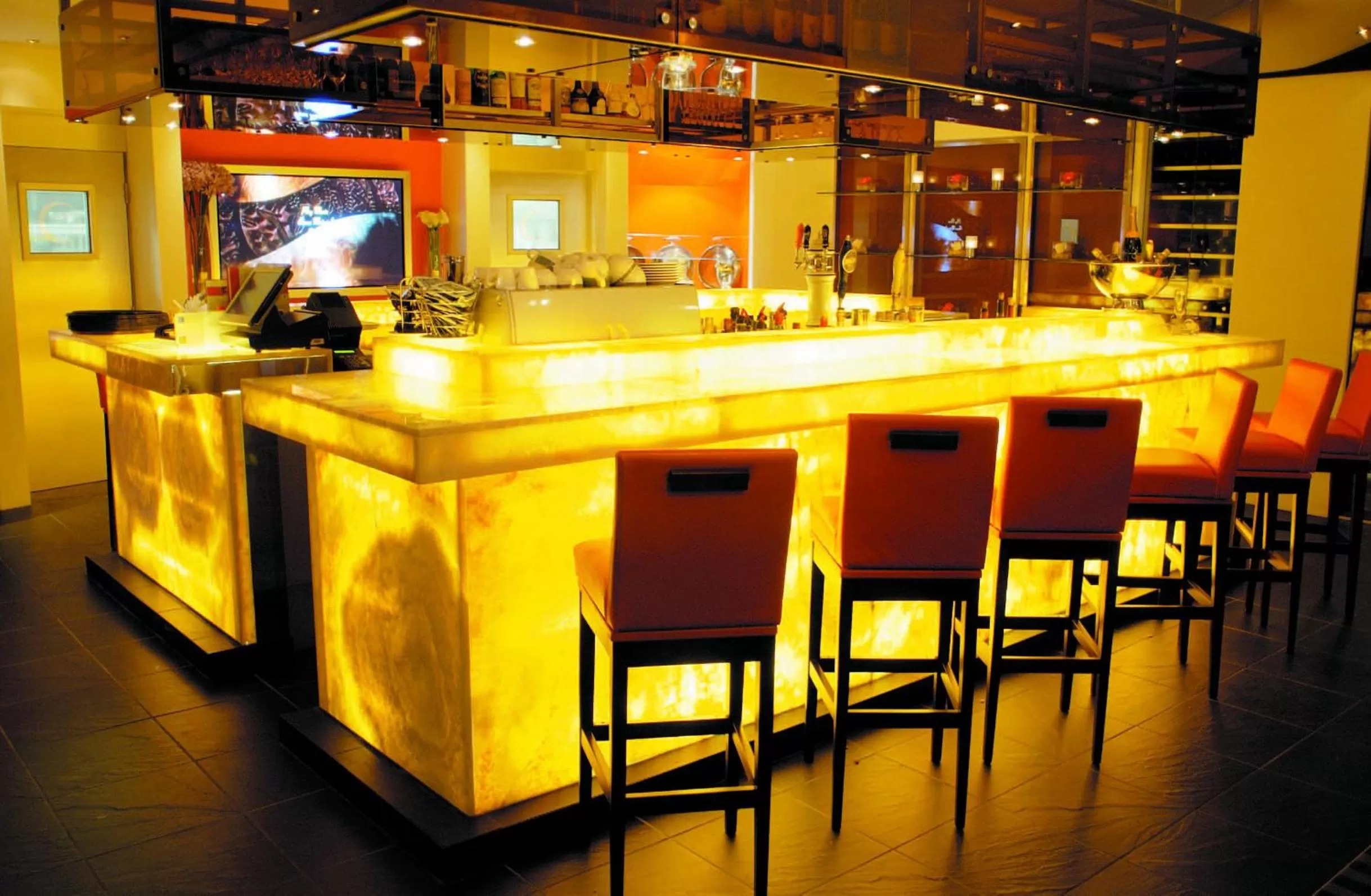 Lounge or bar in Novotel Montreal Center