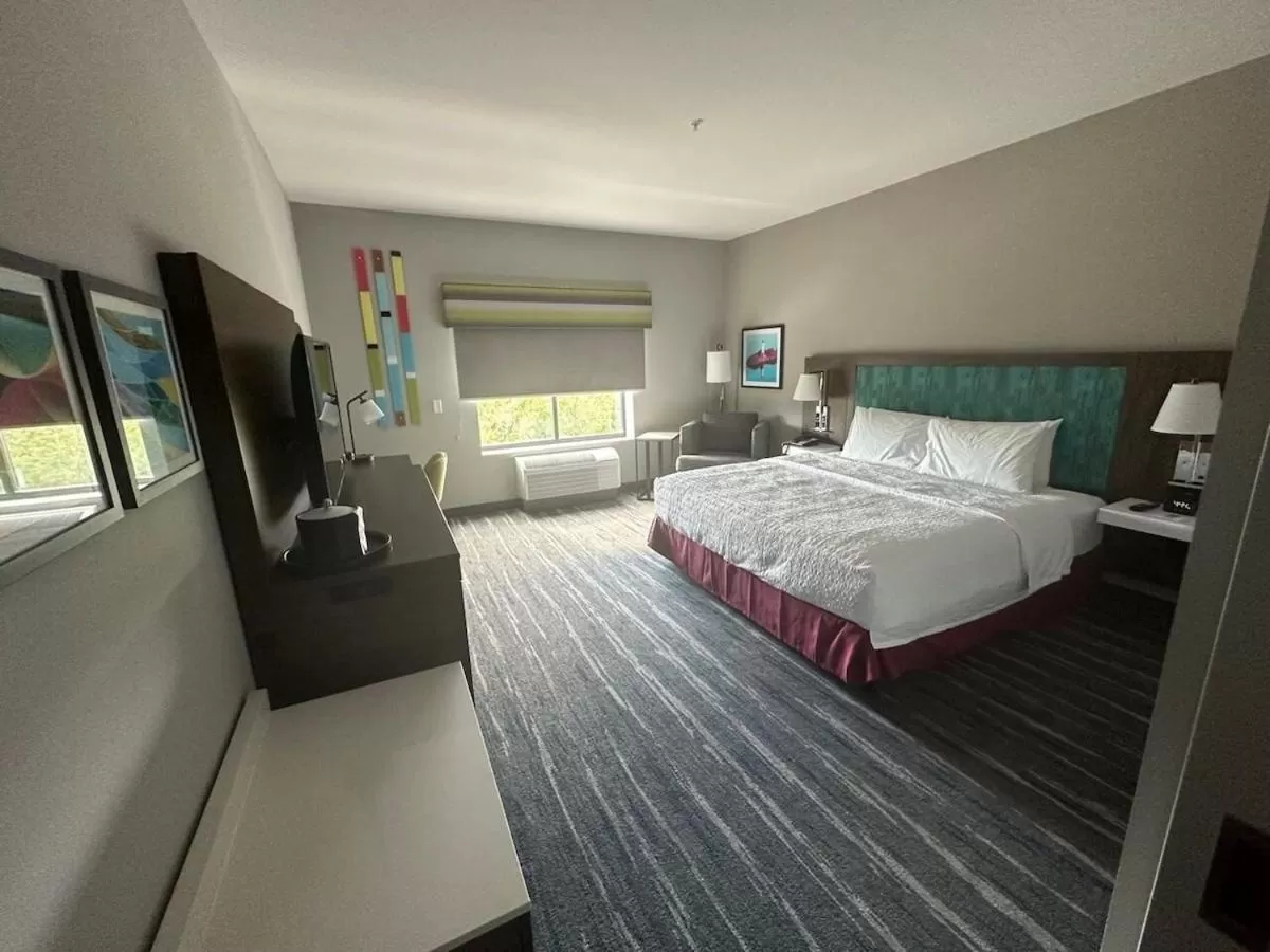 Bed in Hampton Inn & Suites Ruskin I-75, FL