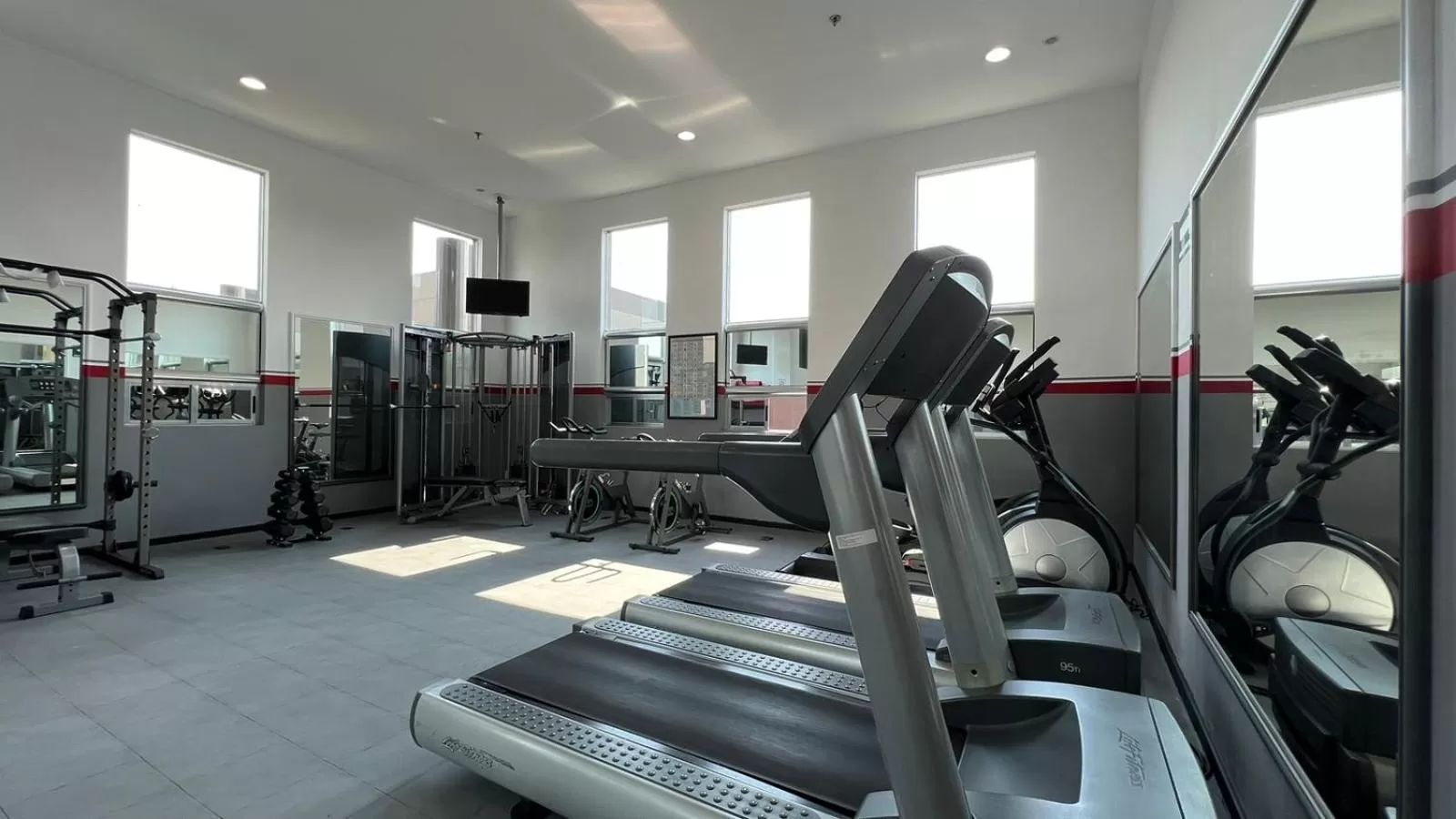 Fitness centre/facilities in Ramada by Wyndham Mexico City Santa Fe