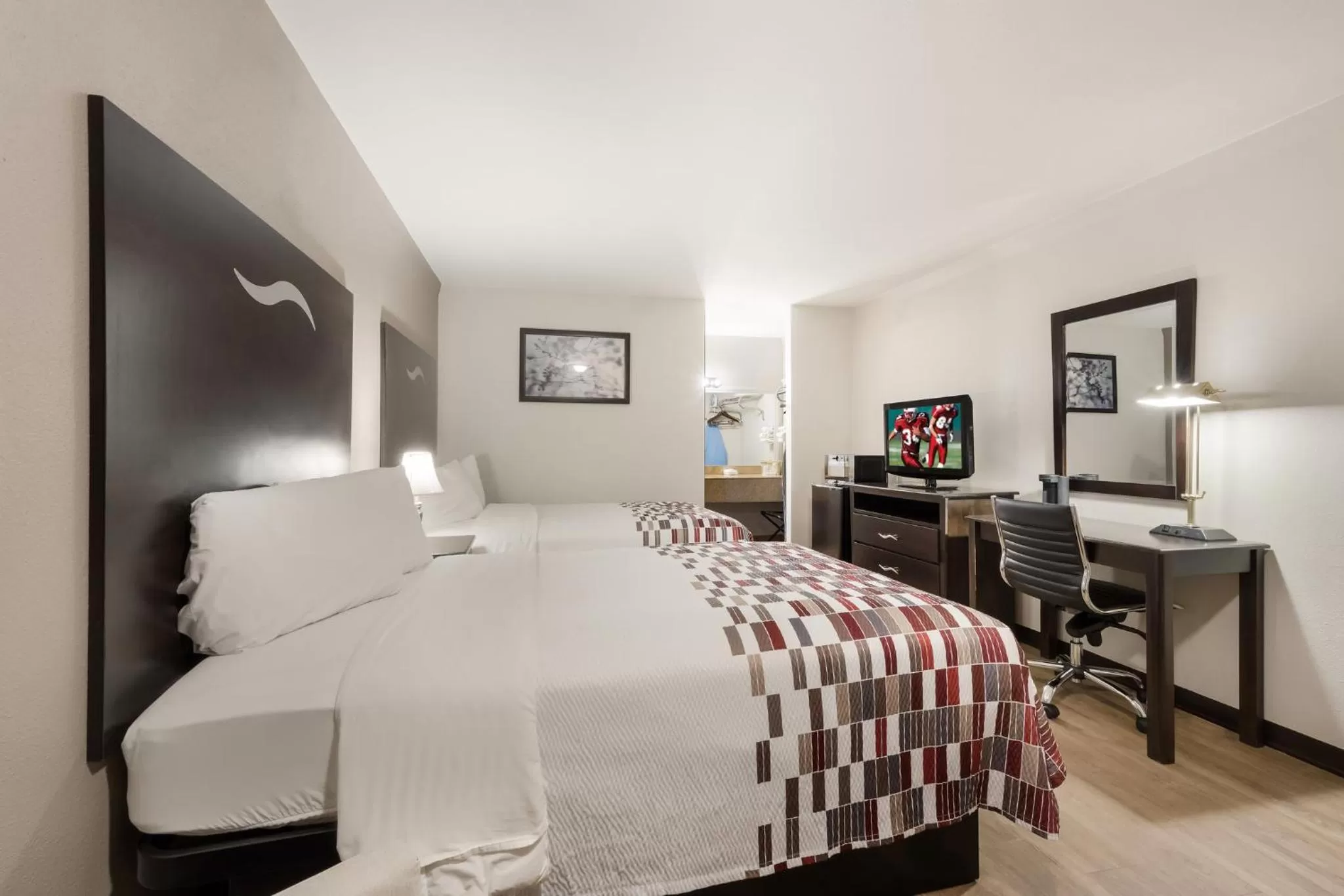 Photo of the whole room, Bed in Red Roof Inn College Station