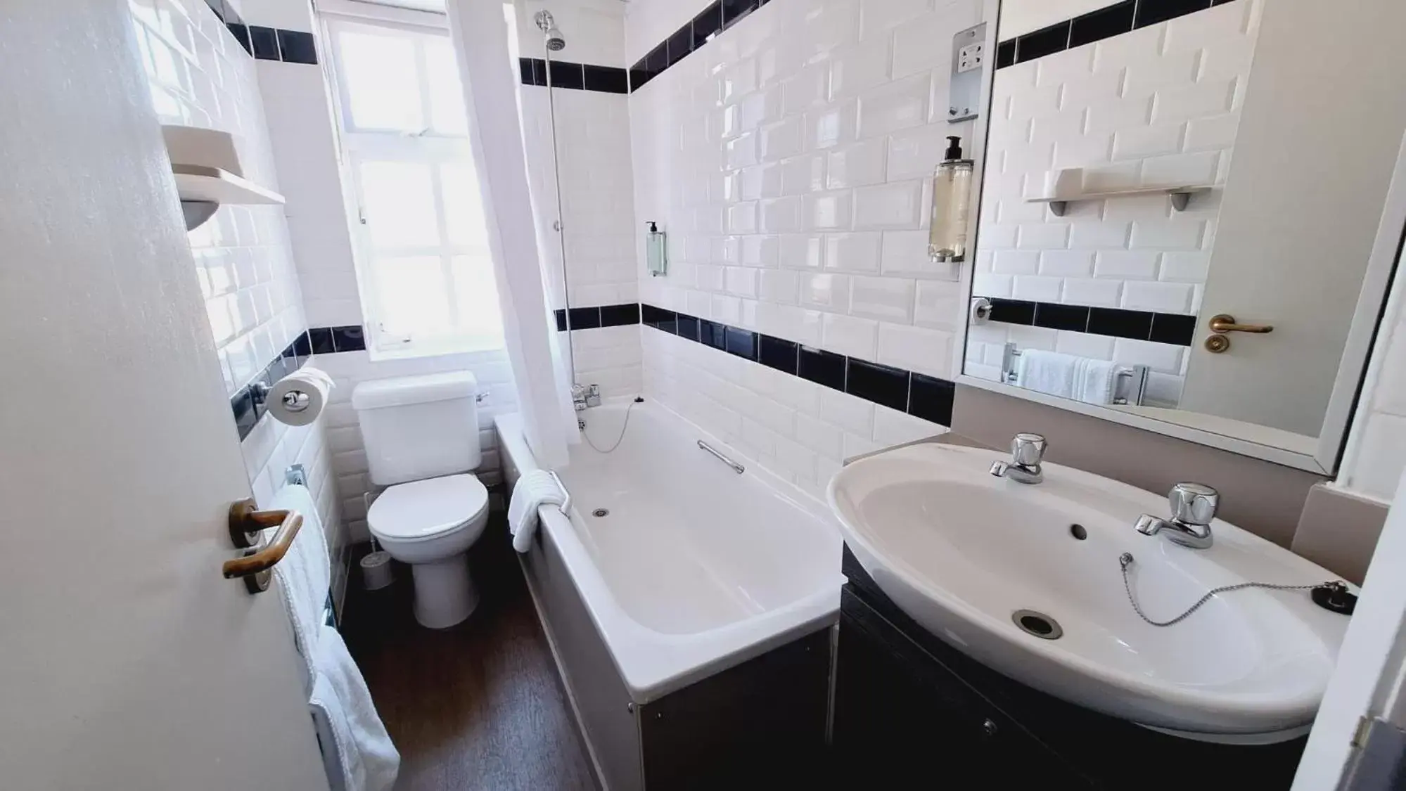 Twin Room in The Brocket Arms Wetherspoon Twin Room in The Brocket Arms Wetherspoon