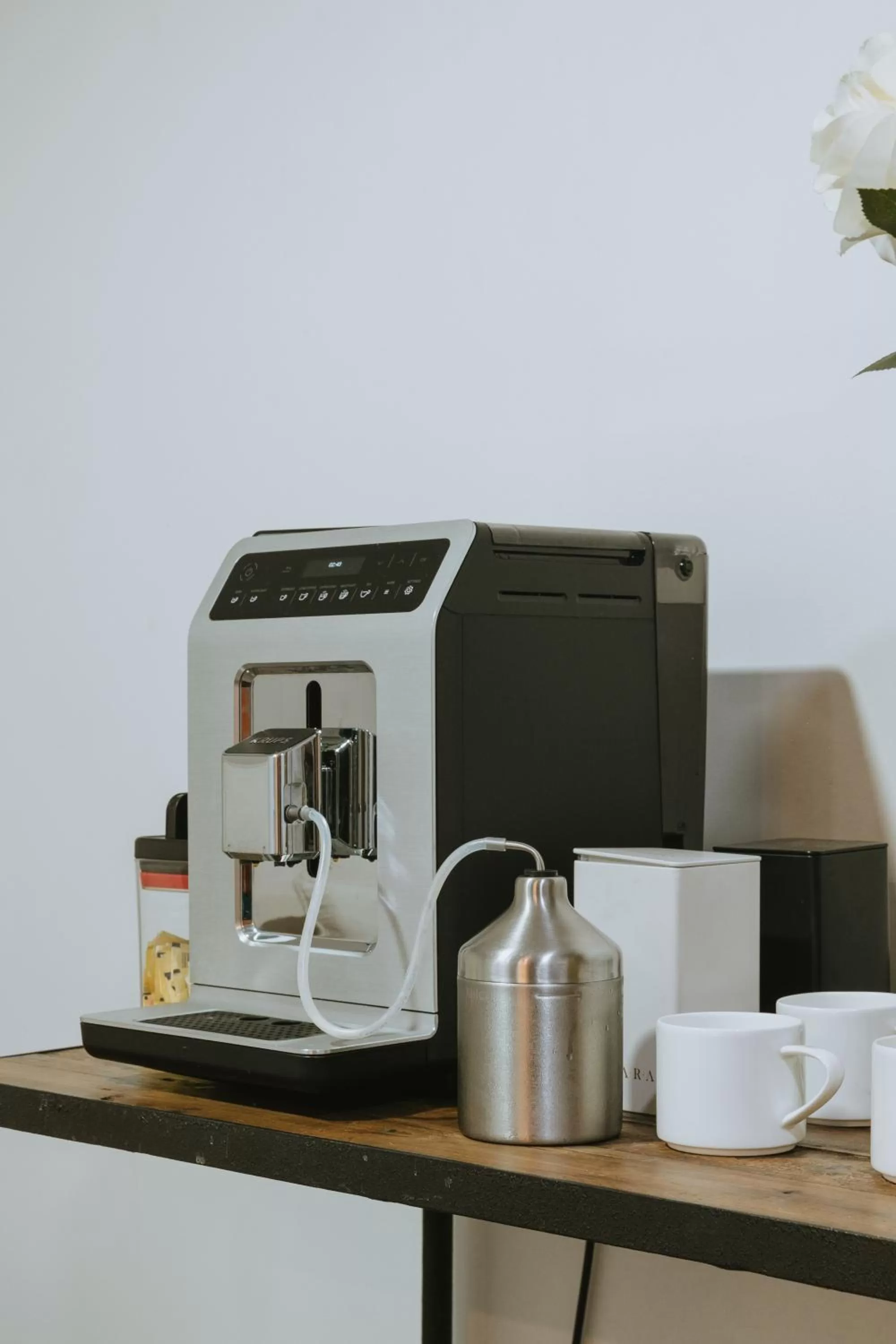 Coffee/tea facilities in Travelers Orange Suites