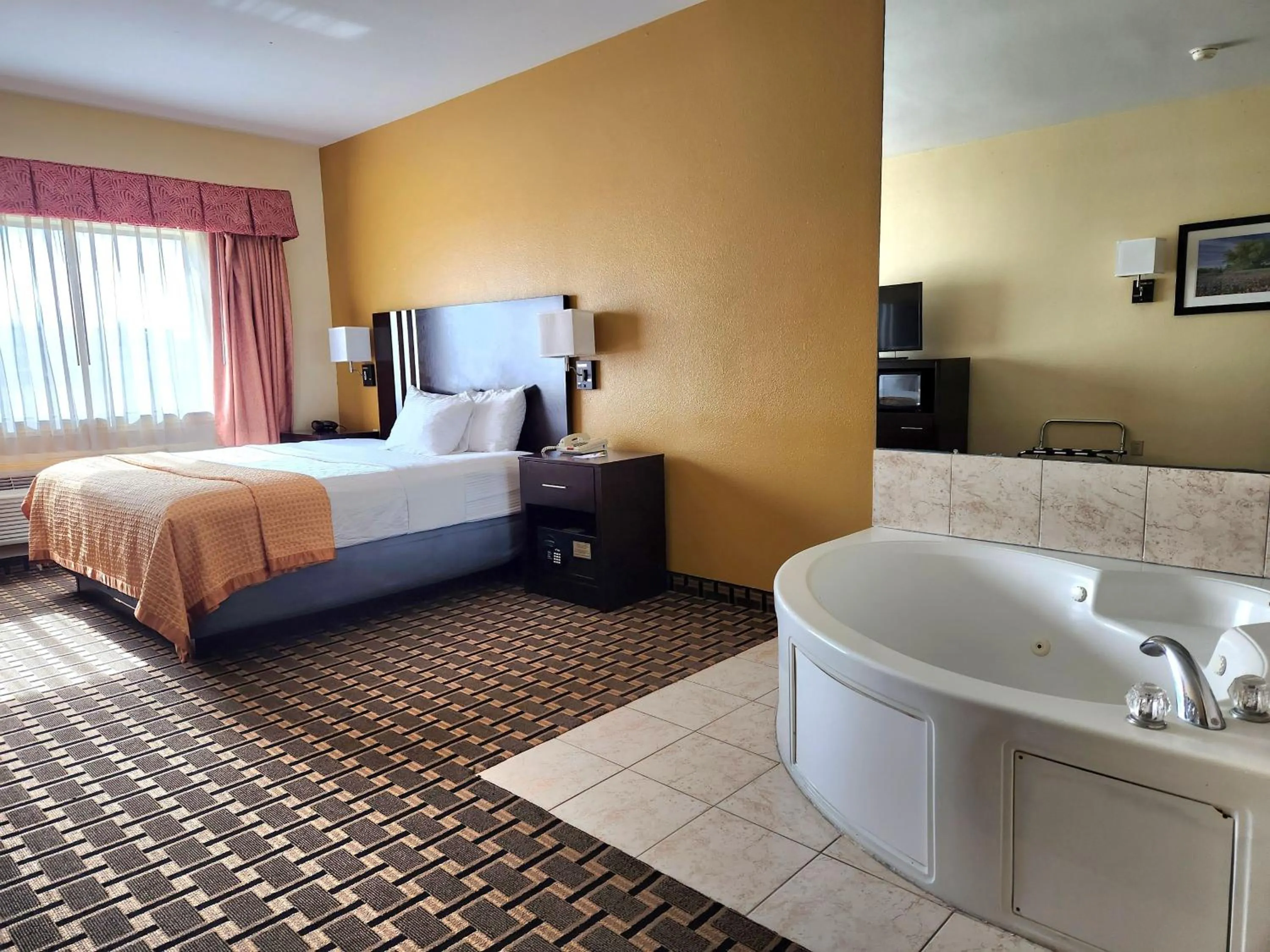 Bedroom, Bed in Days Inn & Suites by Wyndham Sam Houston Tollway