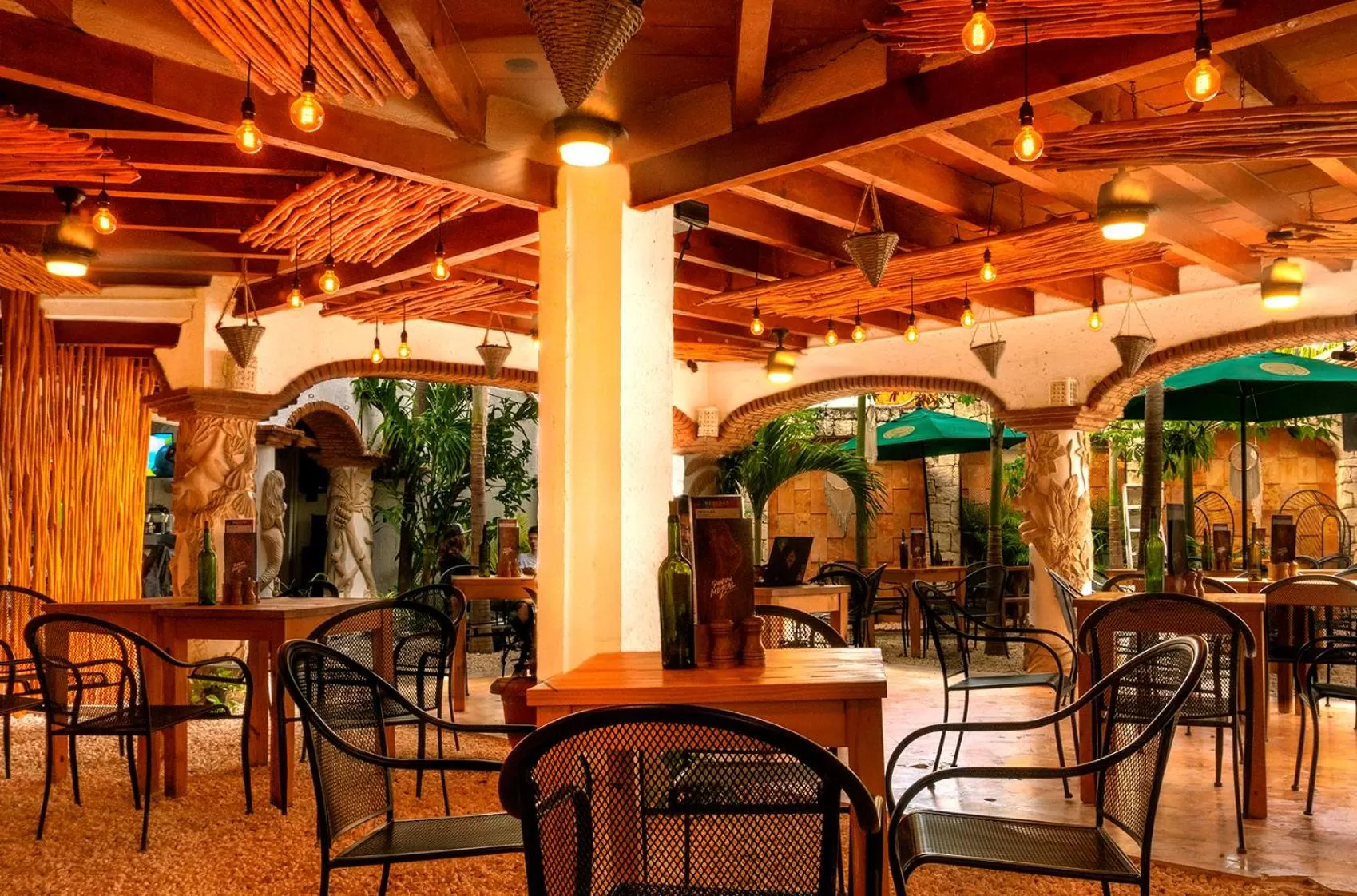 Restaurant/places to eat in Mezcal Hotel