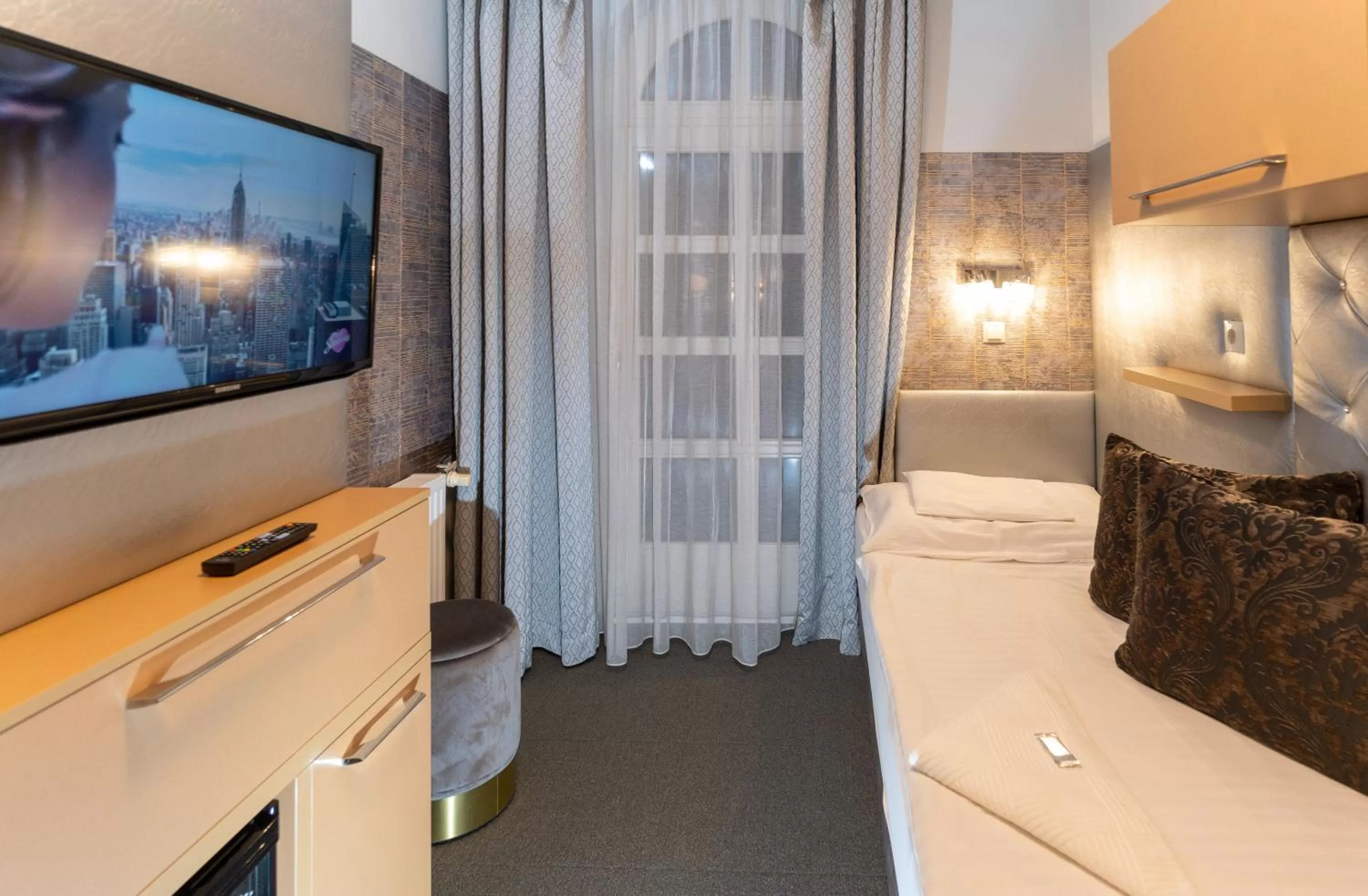 TV and multimedia, Bed in Teátrum Boutique Hotel