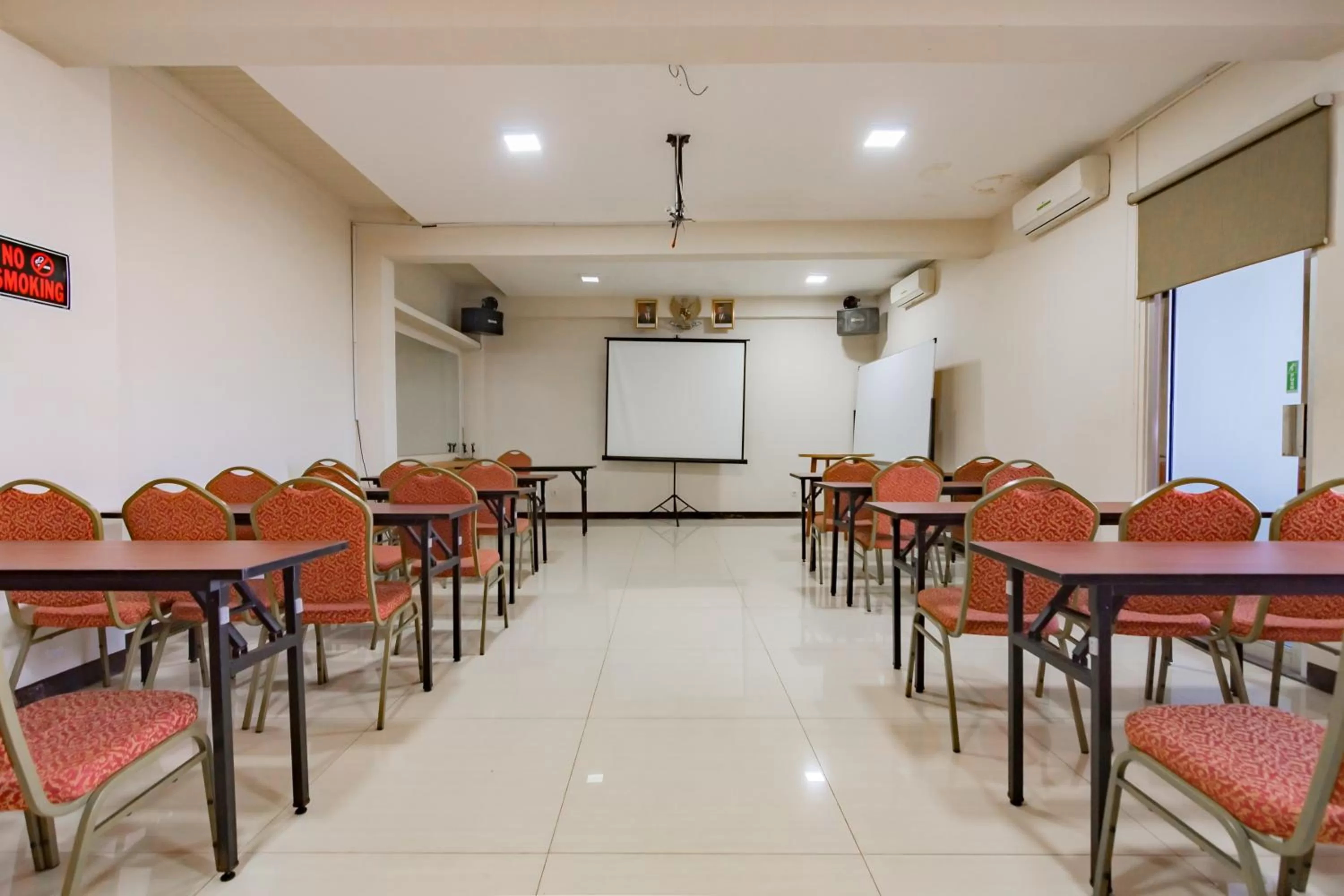 Meeting/conference room in RedDoorz Premium near Bandung Station