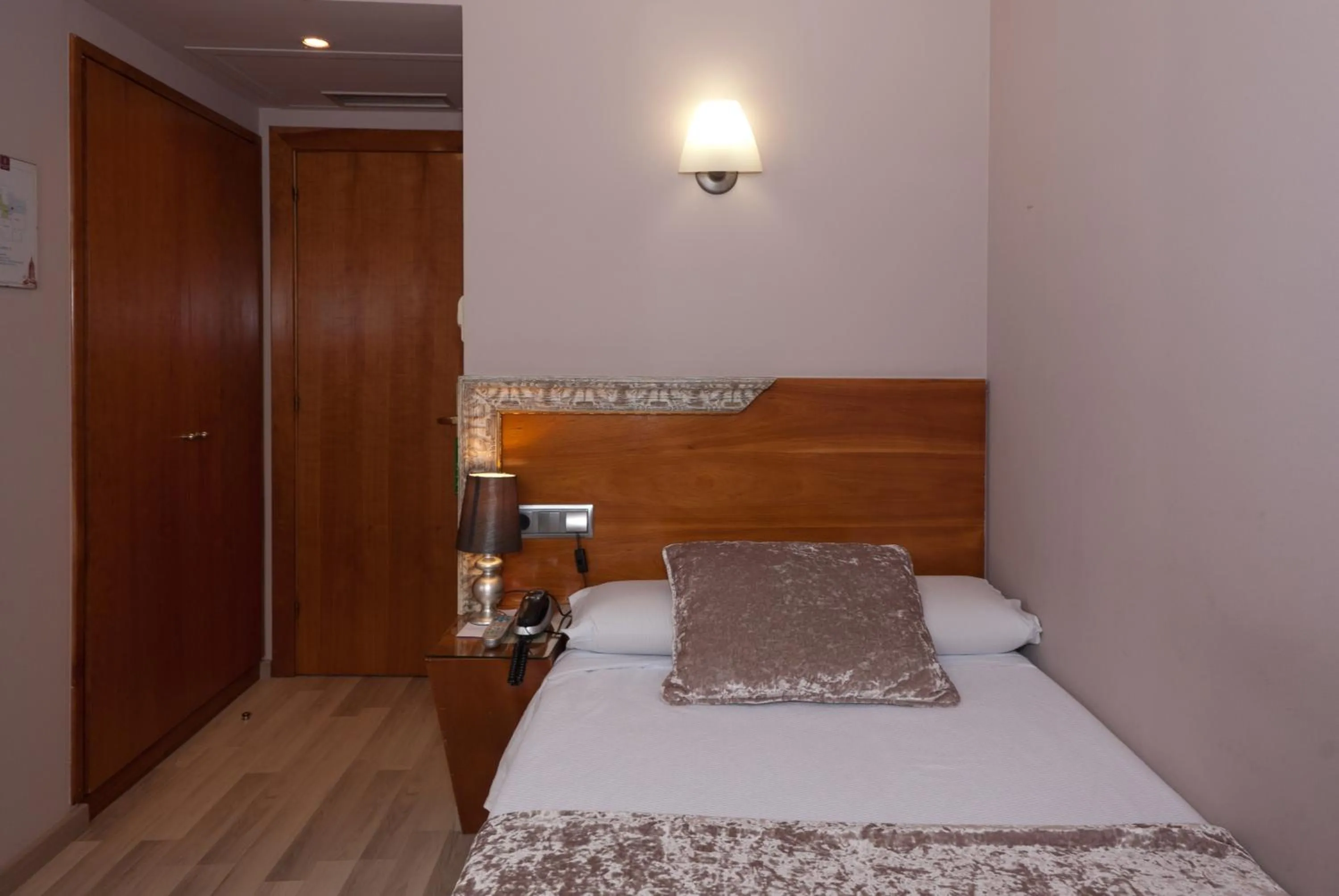 Photo of the whole room, Bed in Hotel Vetusta