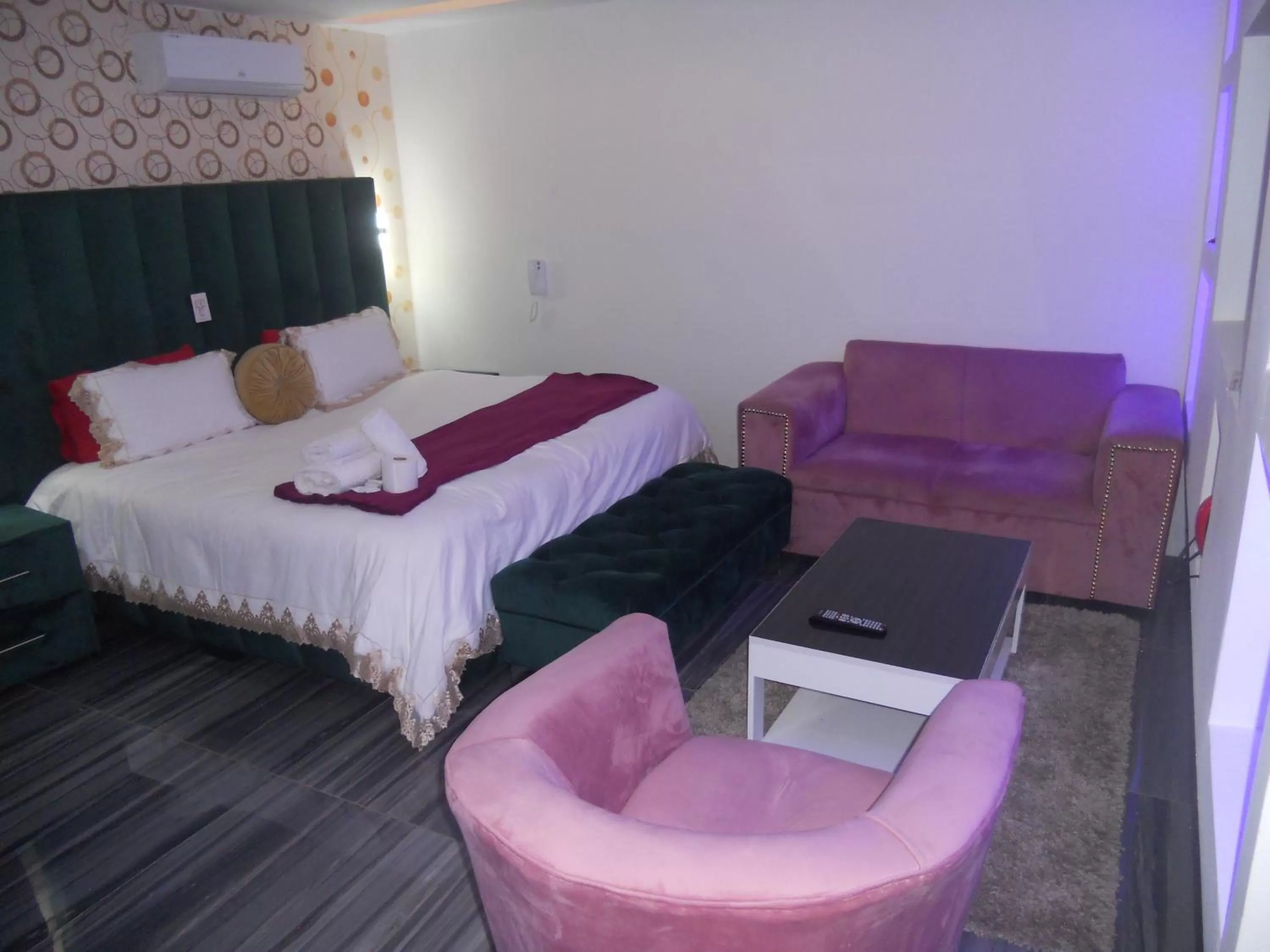 Bed in Gold Crown International Hotel Johannesburg