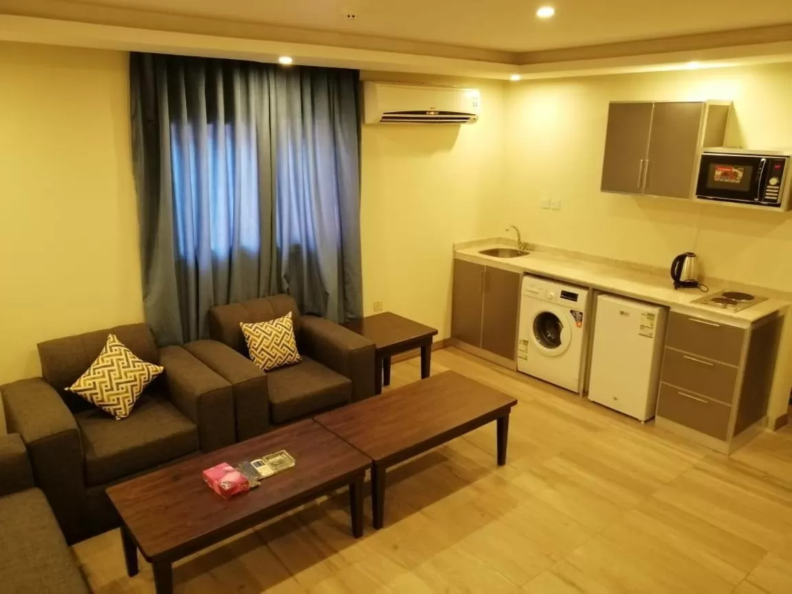 Kitchen or kitchenette, Seating Area in Drr Ramah Hotel Apartments 10