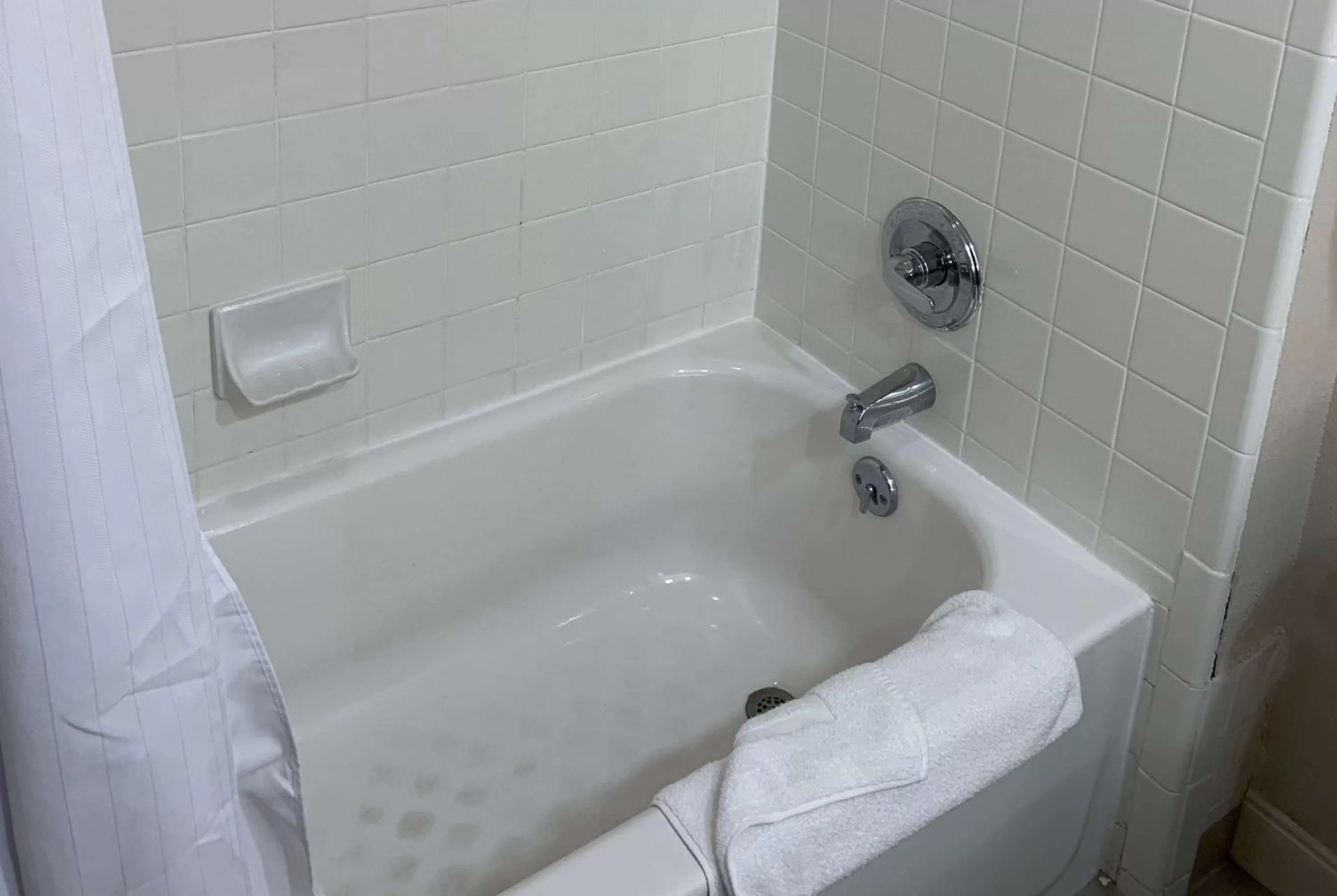 Photo of the whole room in Wingate by Wyndham Brighton