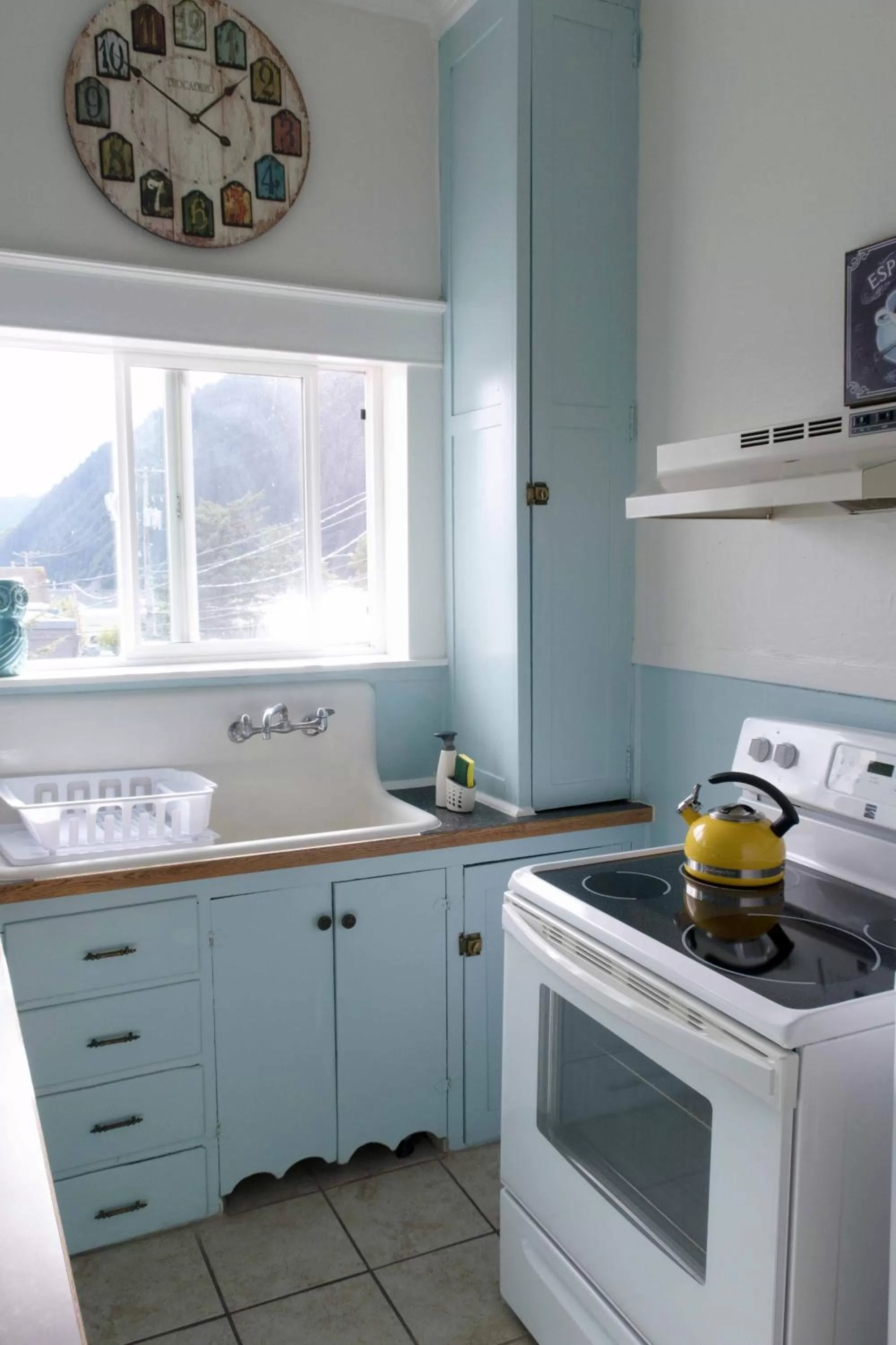 Kitchen or kitchenette in Sauerdough Lodging