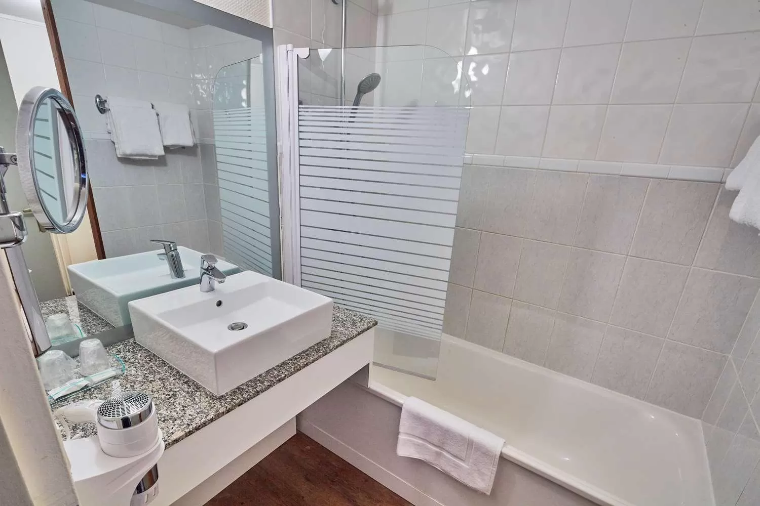 Bathroom in Kyriad Prestige Beaune le Panorama