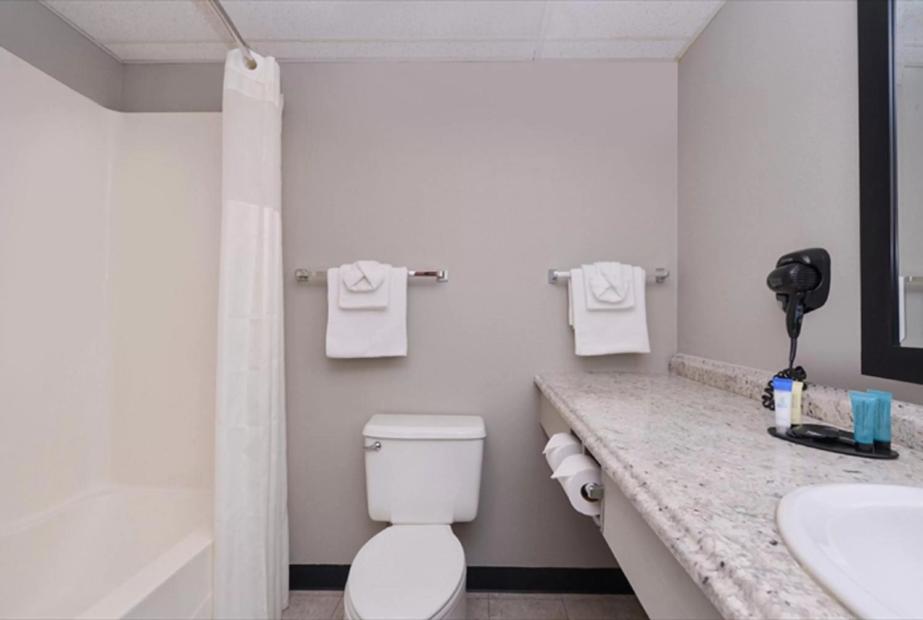 Bathroom in FairBridge Inn Express Monroe City