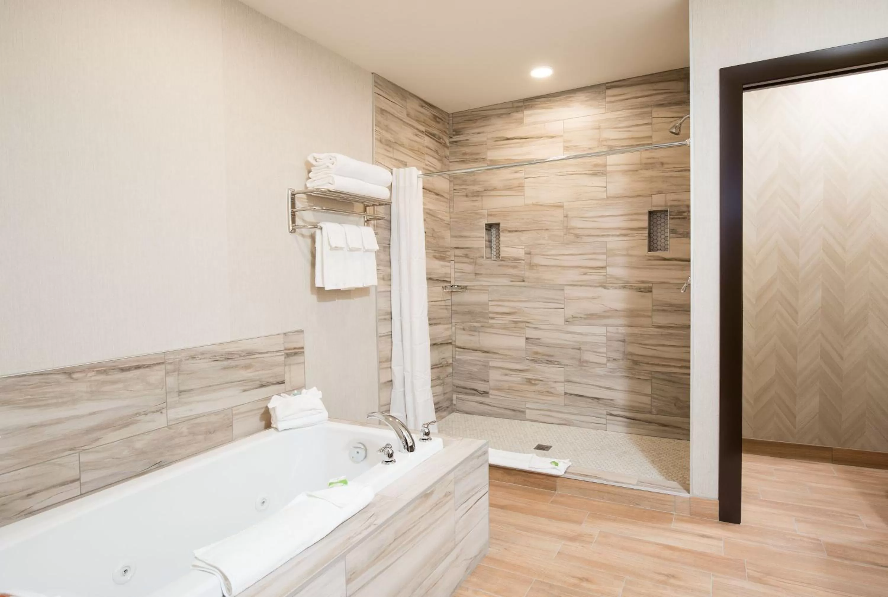 Shower in Pomeroy Inn & Suites Prince George