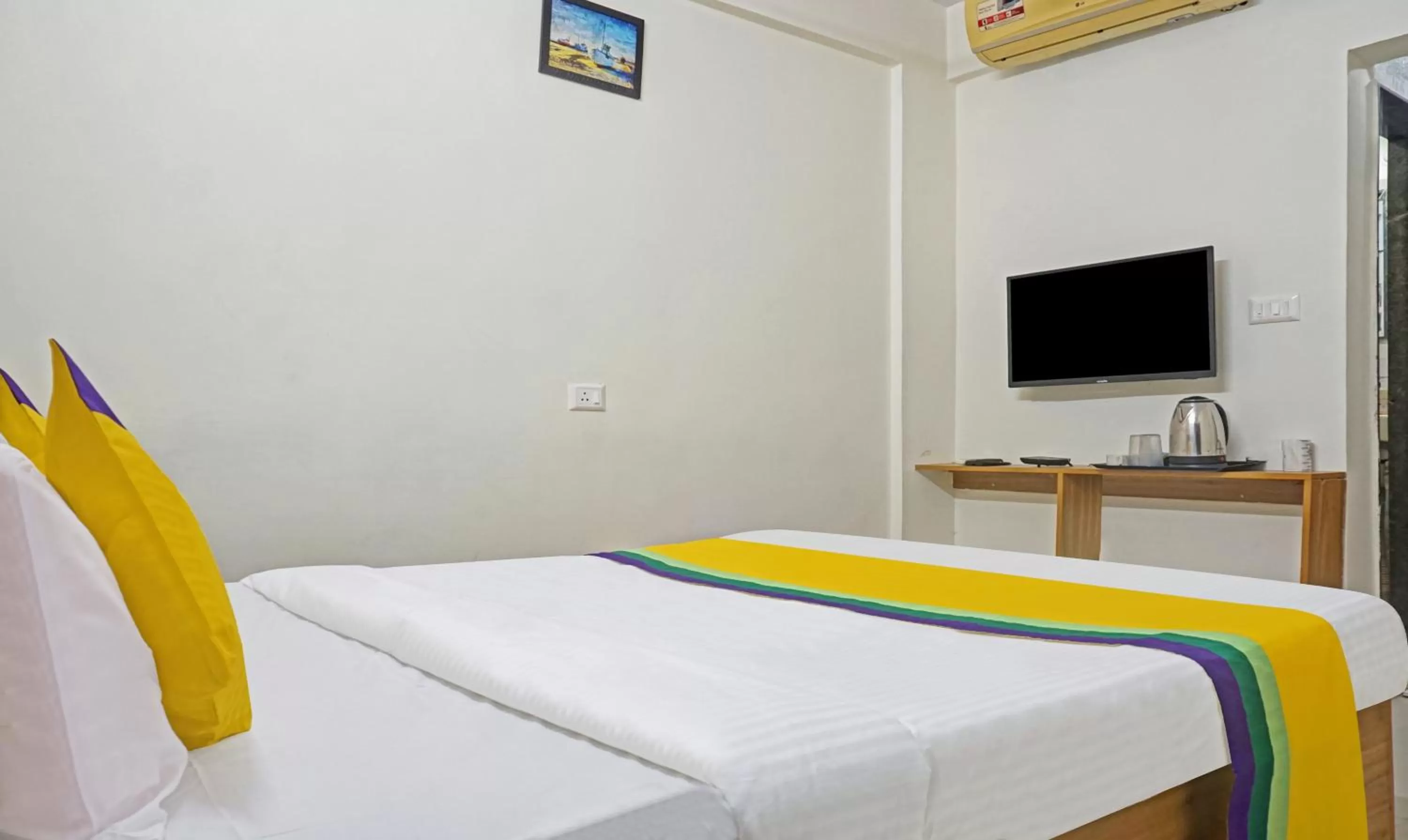 TV and multimedia, Bed in Itsy Hotels AY Plus Hotels