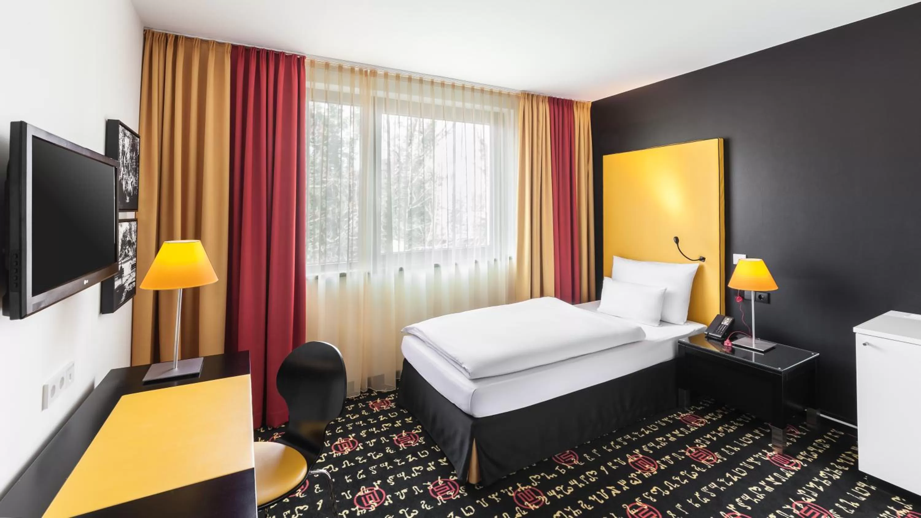 Facility for disabled guests, Bed in Holiday Inn Munich - Westpark by IHG