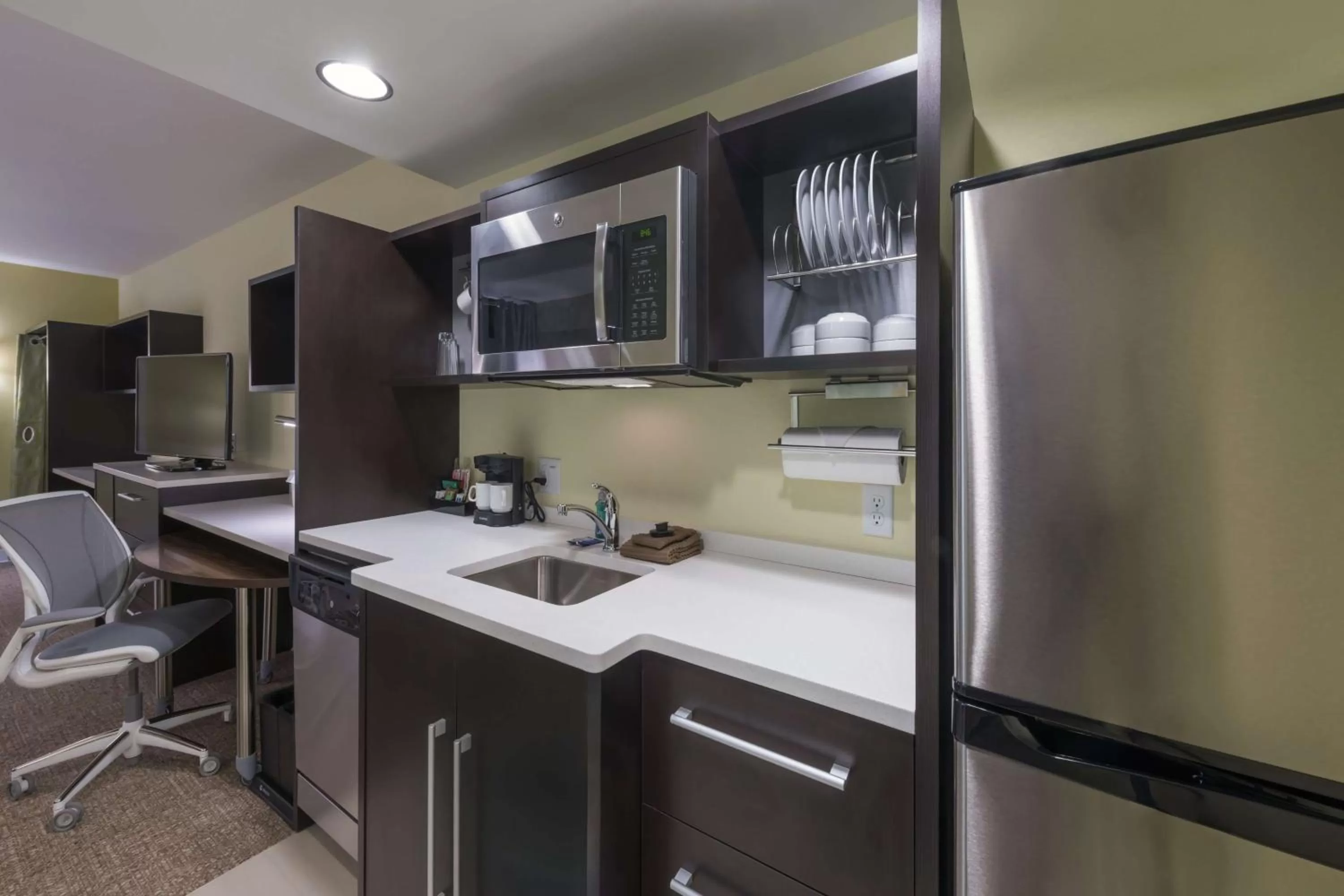 Kitchen or kitchenette in Home2 Suites Kansas City Downtown