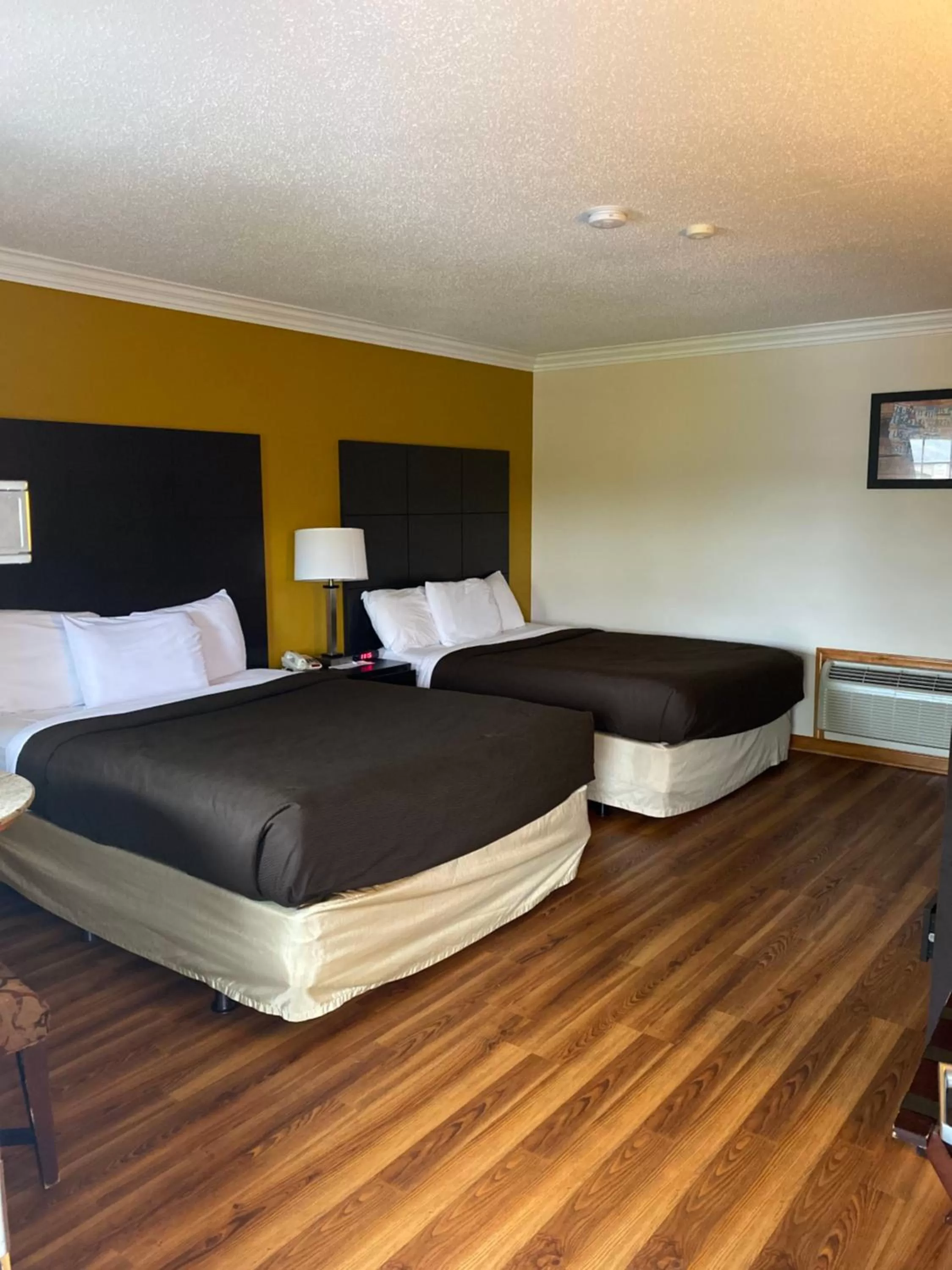 Bed in Econo Lodge at the Falls North