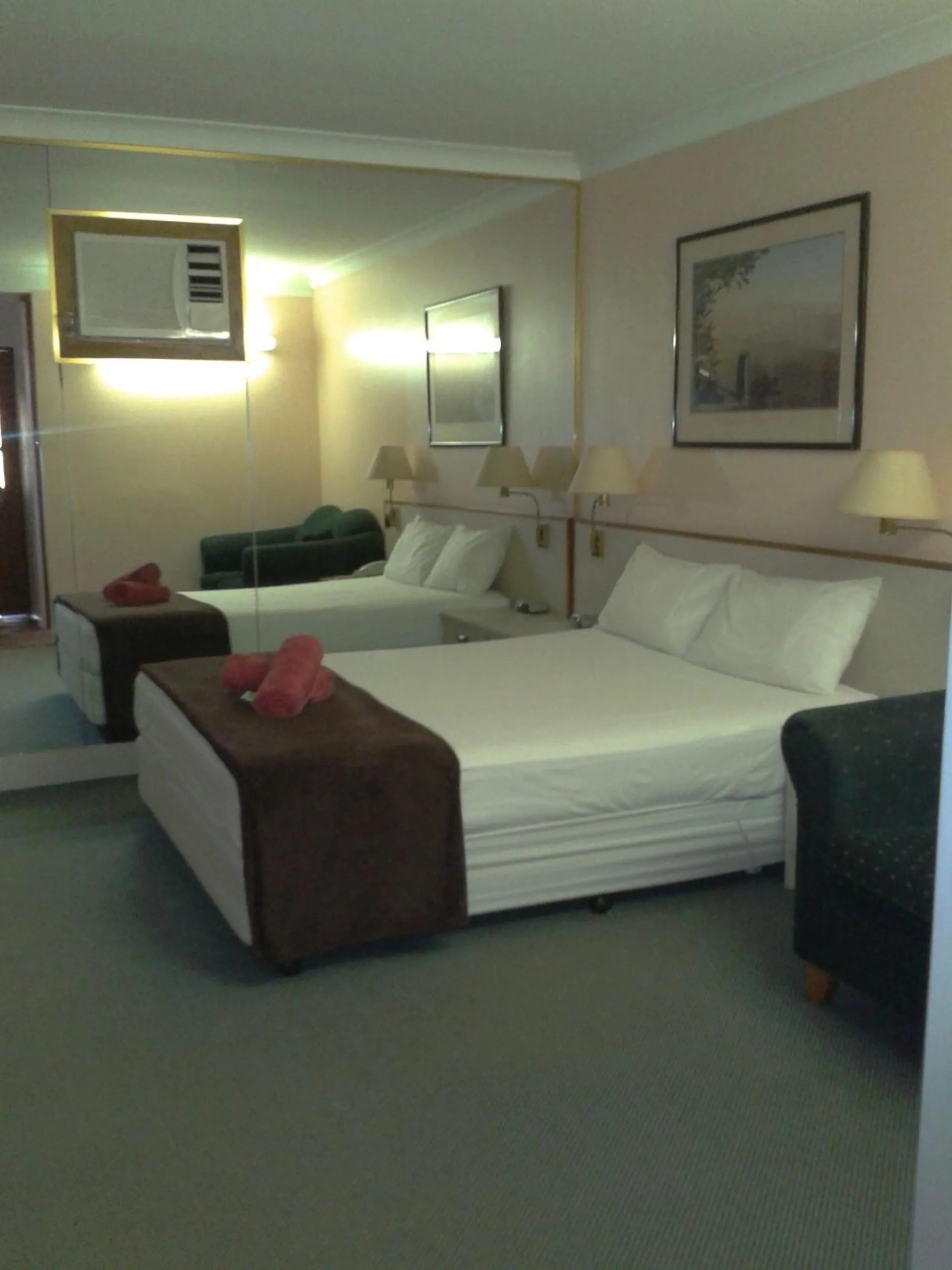 Photo of the whole room, Bed in Elsinor Motor Lodge
