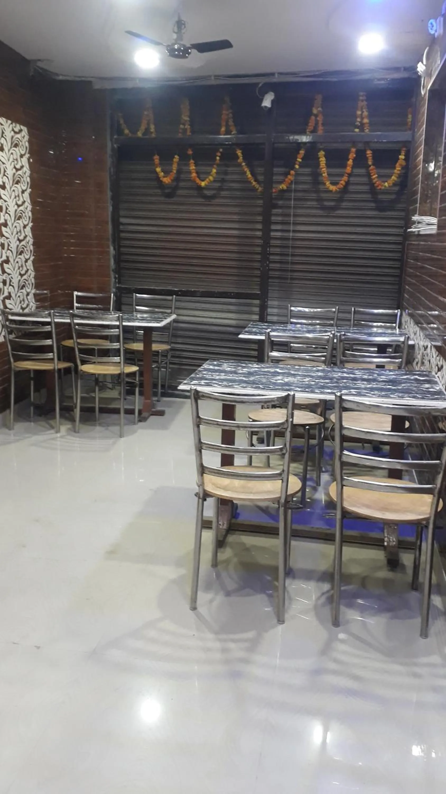 Restaurant/Places to Eat in HOTEL SARWAN