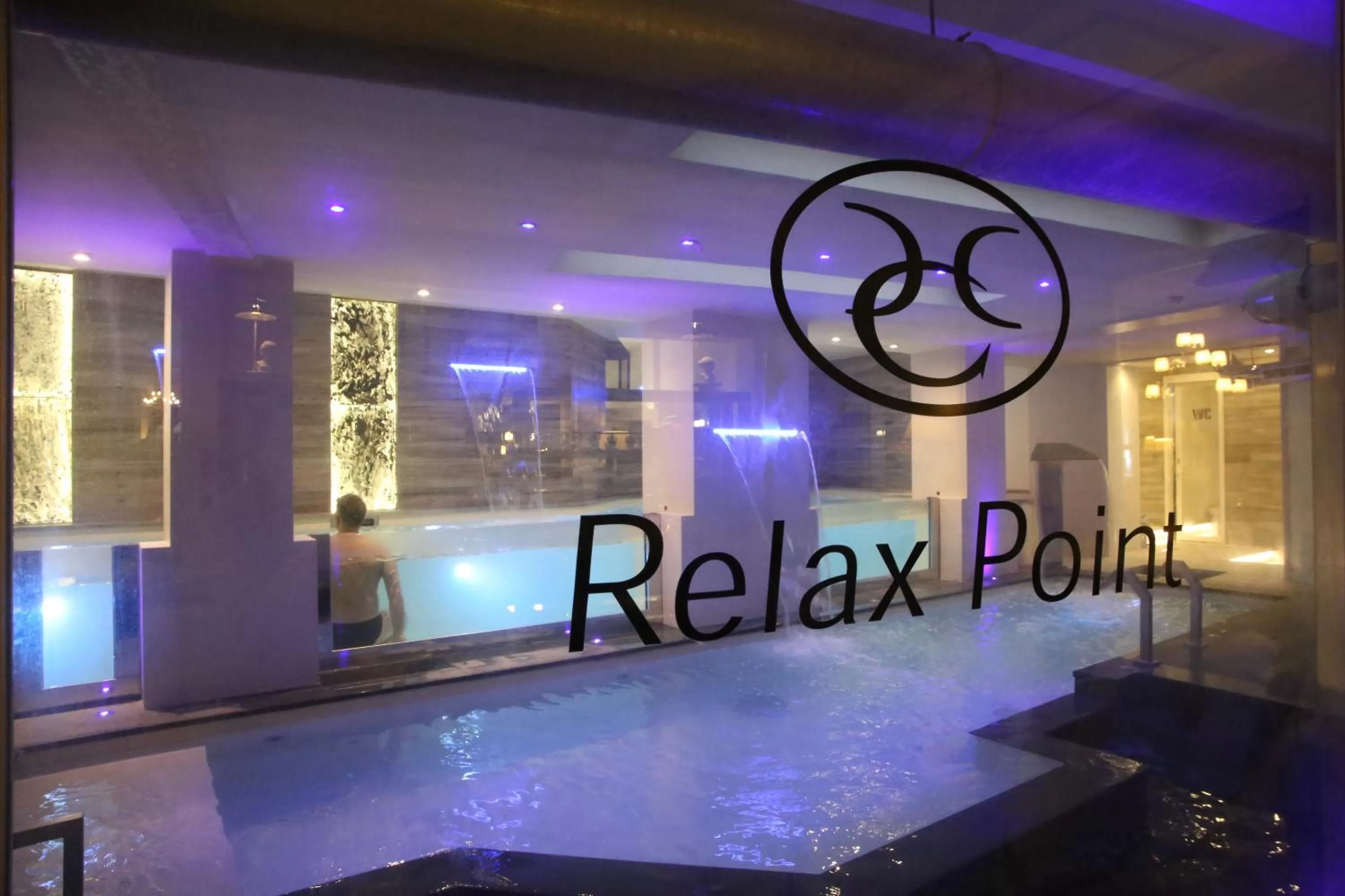 Hot Spring Bath in Hotel Columbia Wellness & Spa