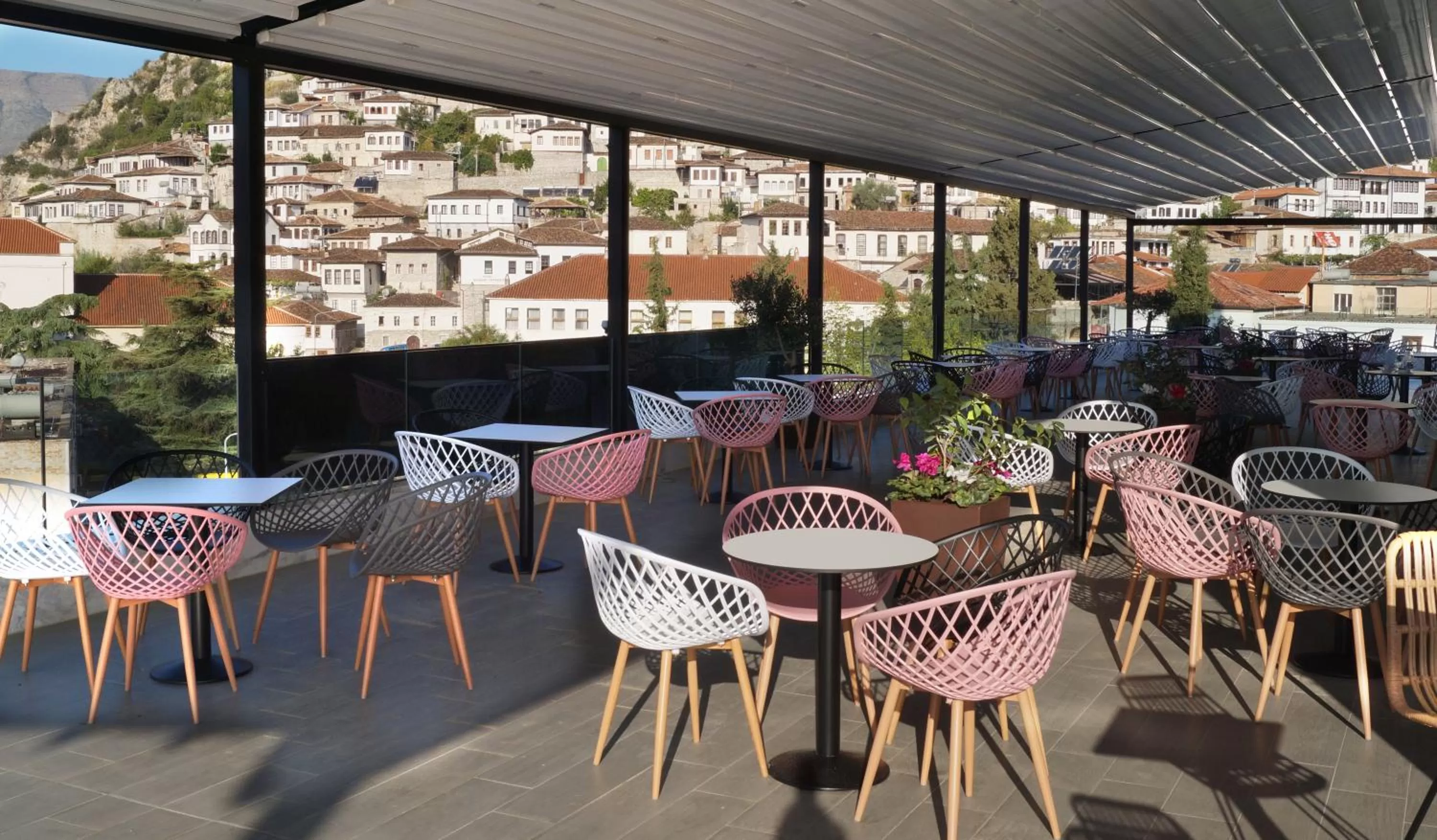 Restaurant/places to eat in Portik Hotel