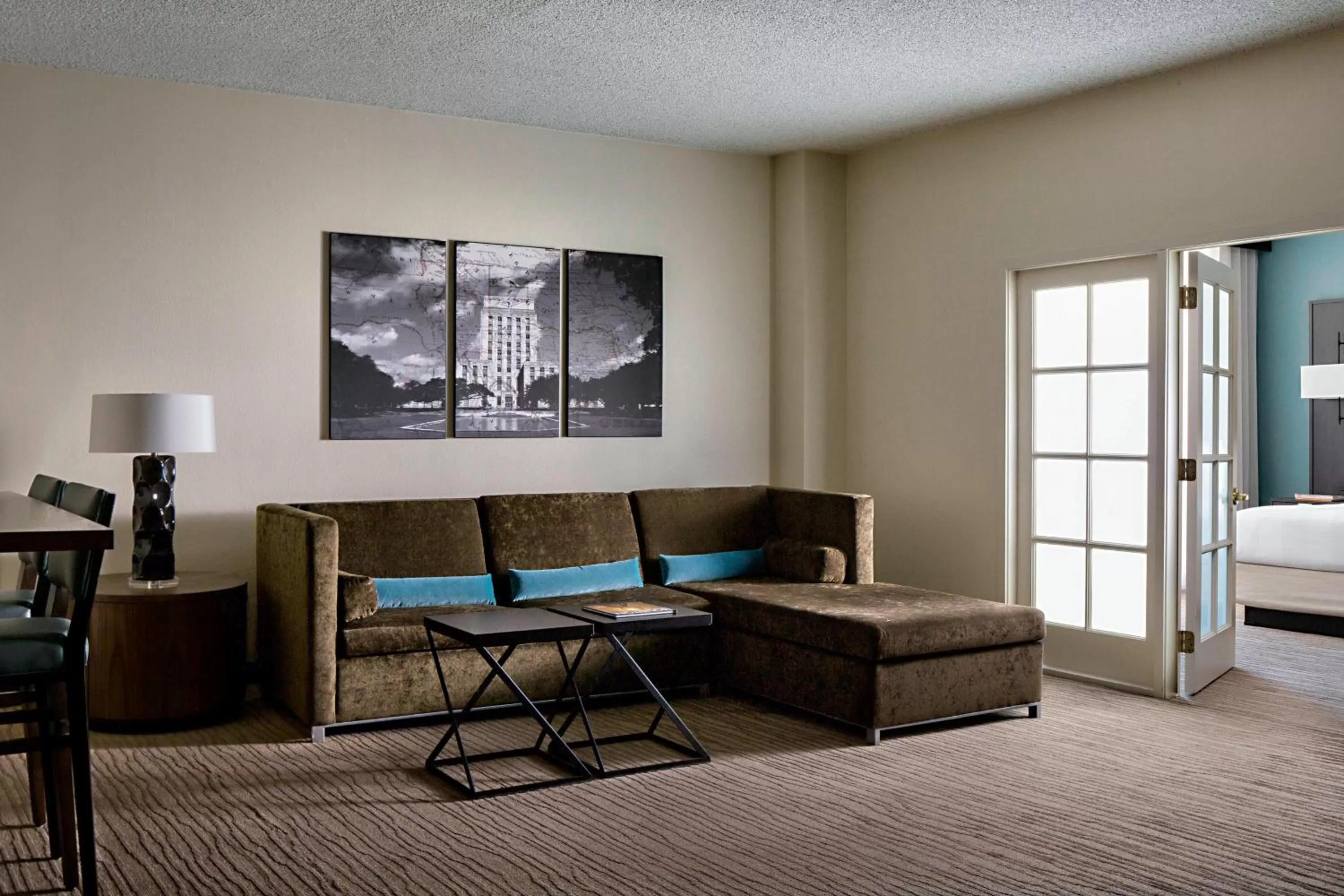 Living room, Bed in Houston Marriott Westchase