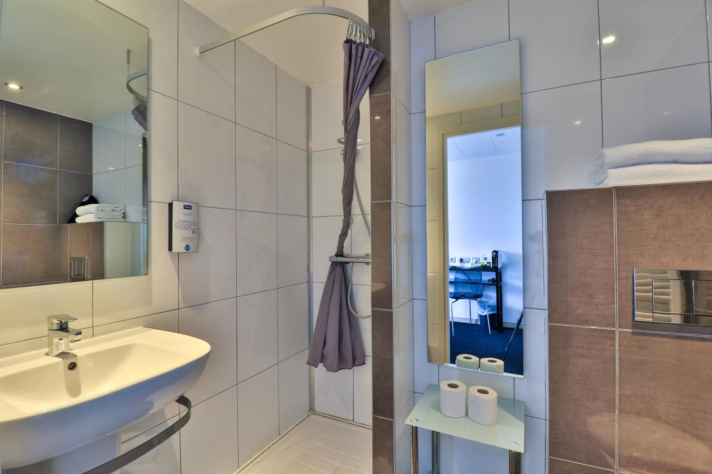 Bathroom in Hôtel restaurant Kyriad Fréjus