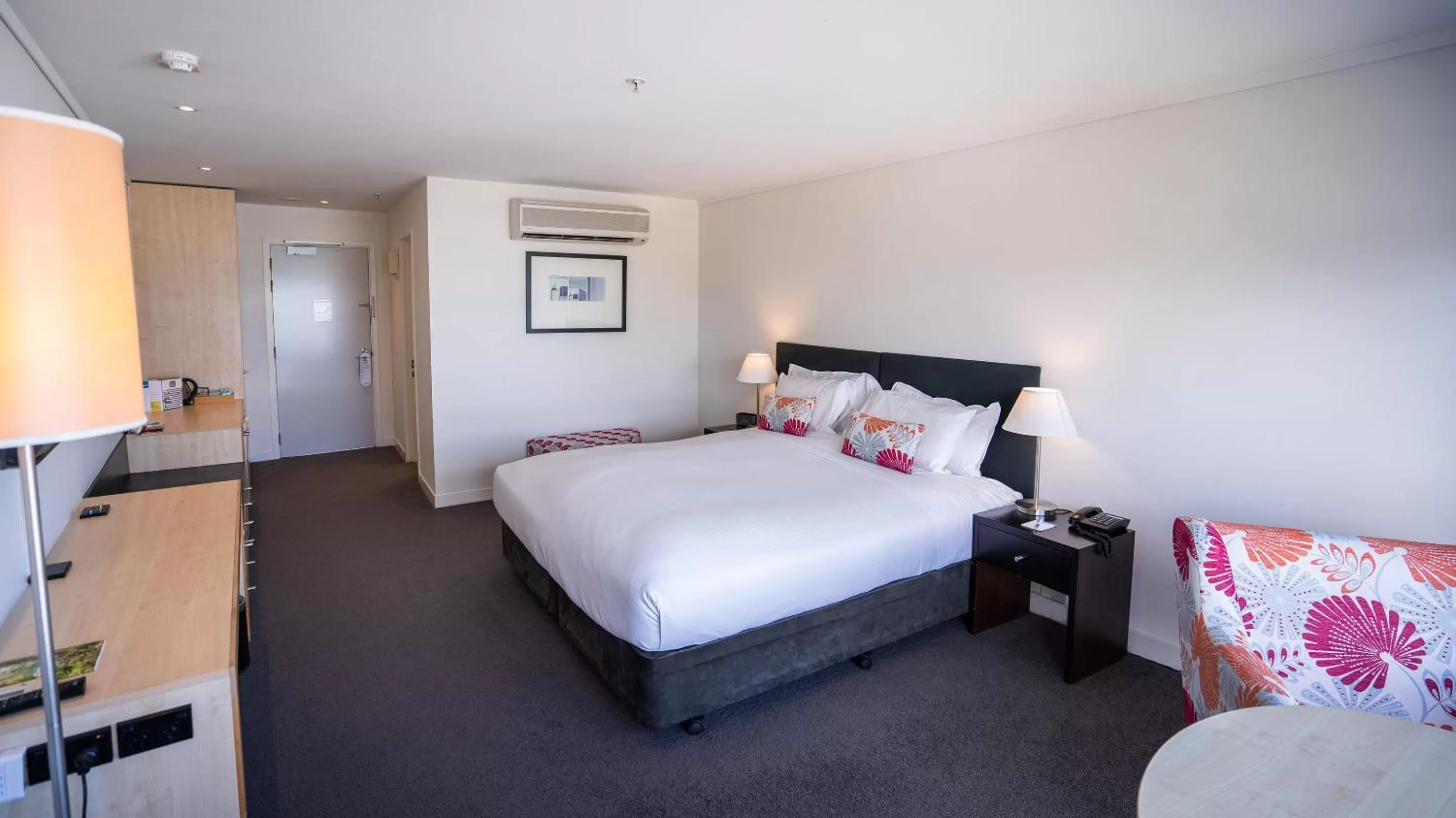 Photo of the whole room, Bed in Scenic Hotel Te Pania