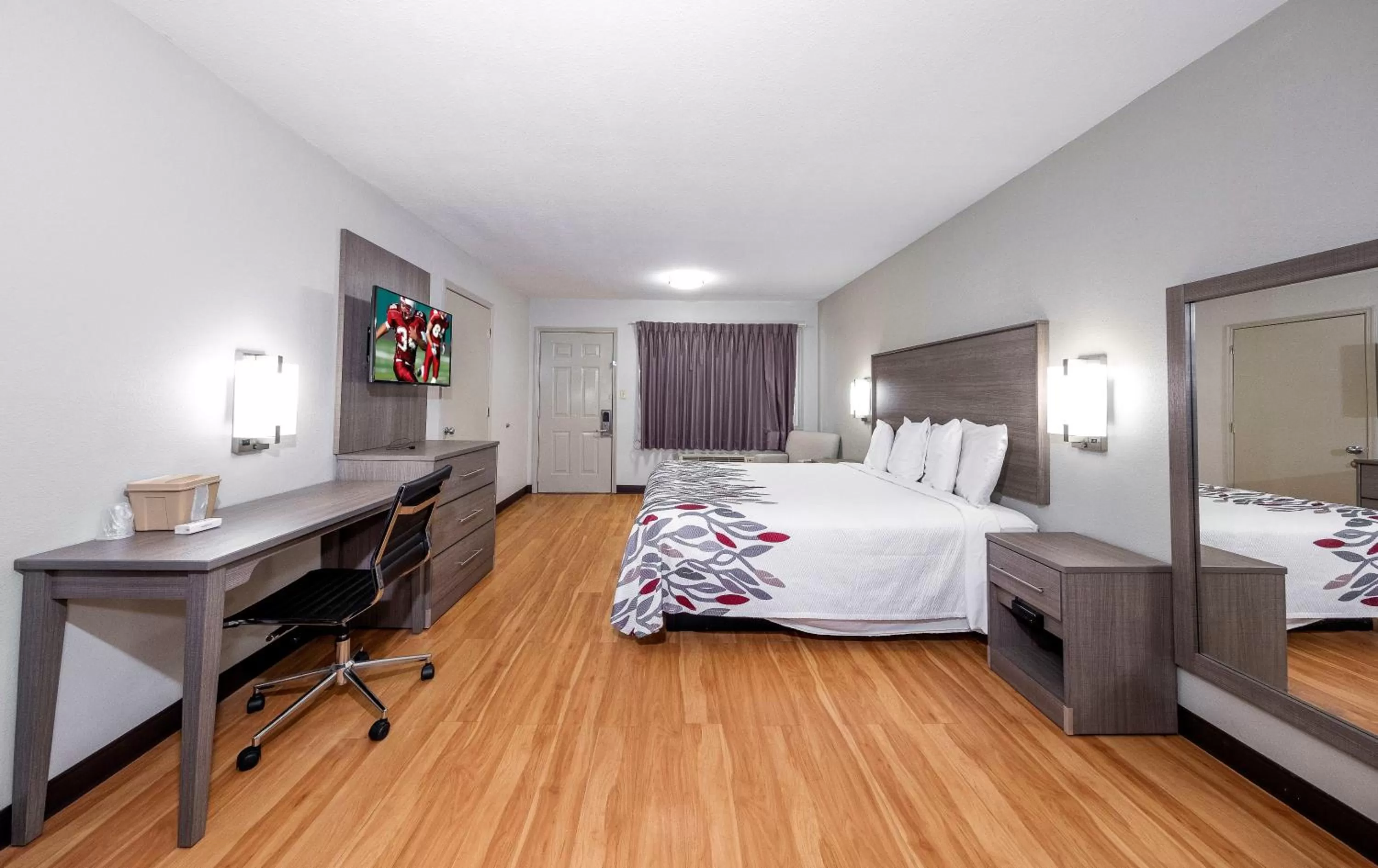 Photo of the whole room, Bed in Red Roof Inn Bay Minette