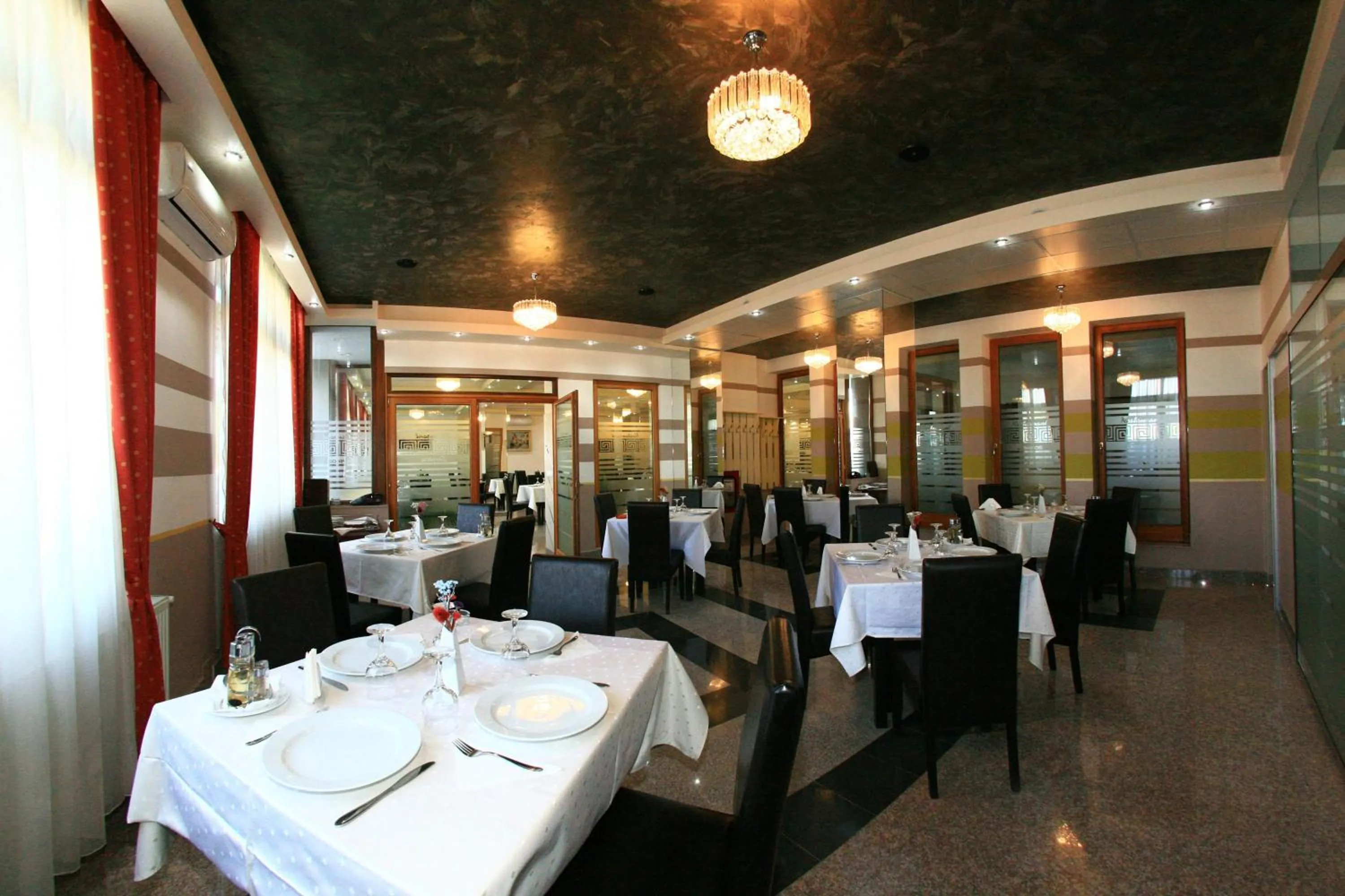 Restaurant/places to eat in Hotel Seneca