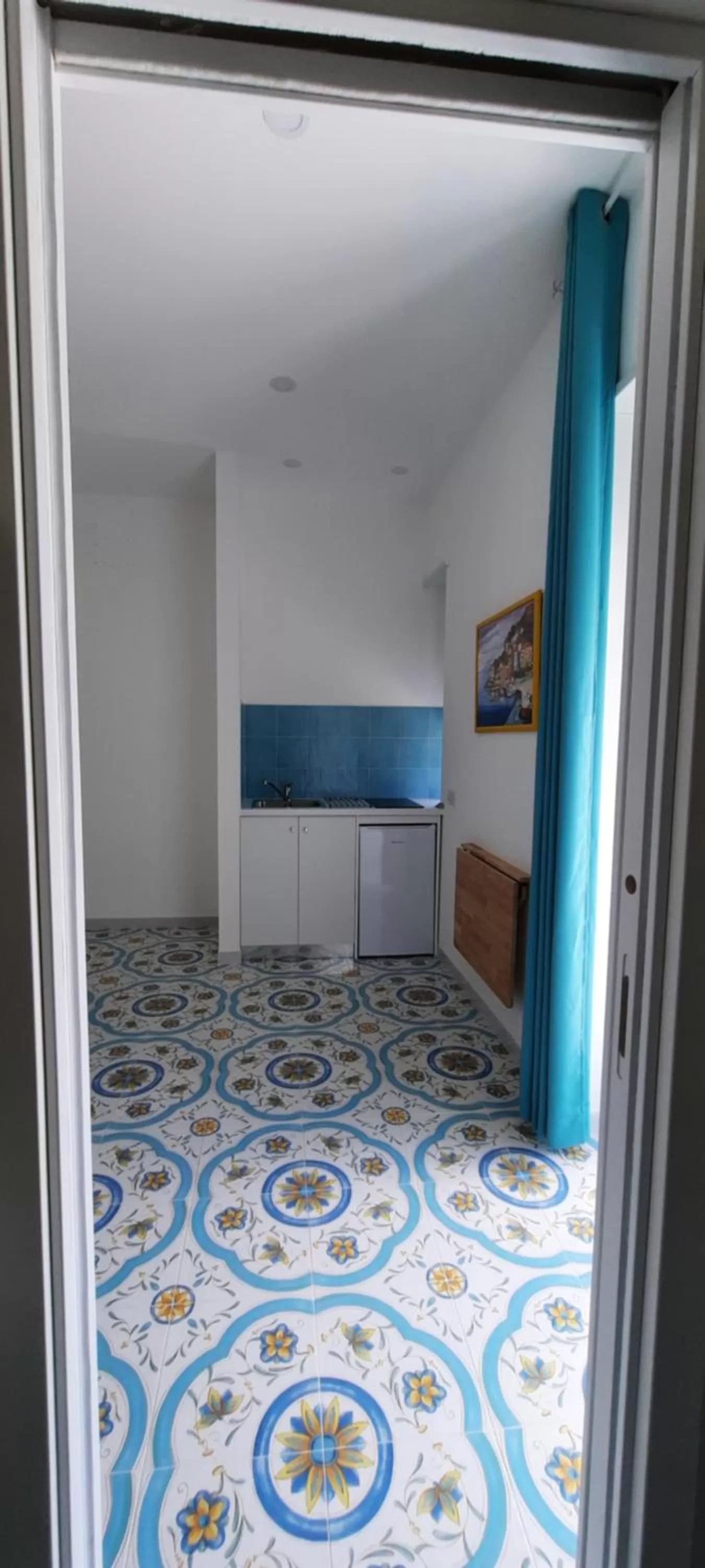 TV/Entertainment Center in B & Beach