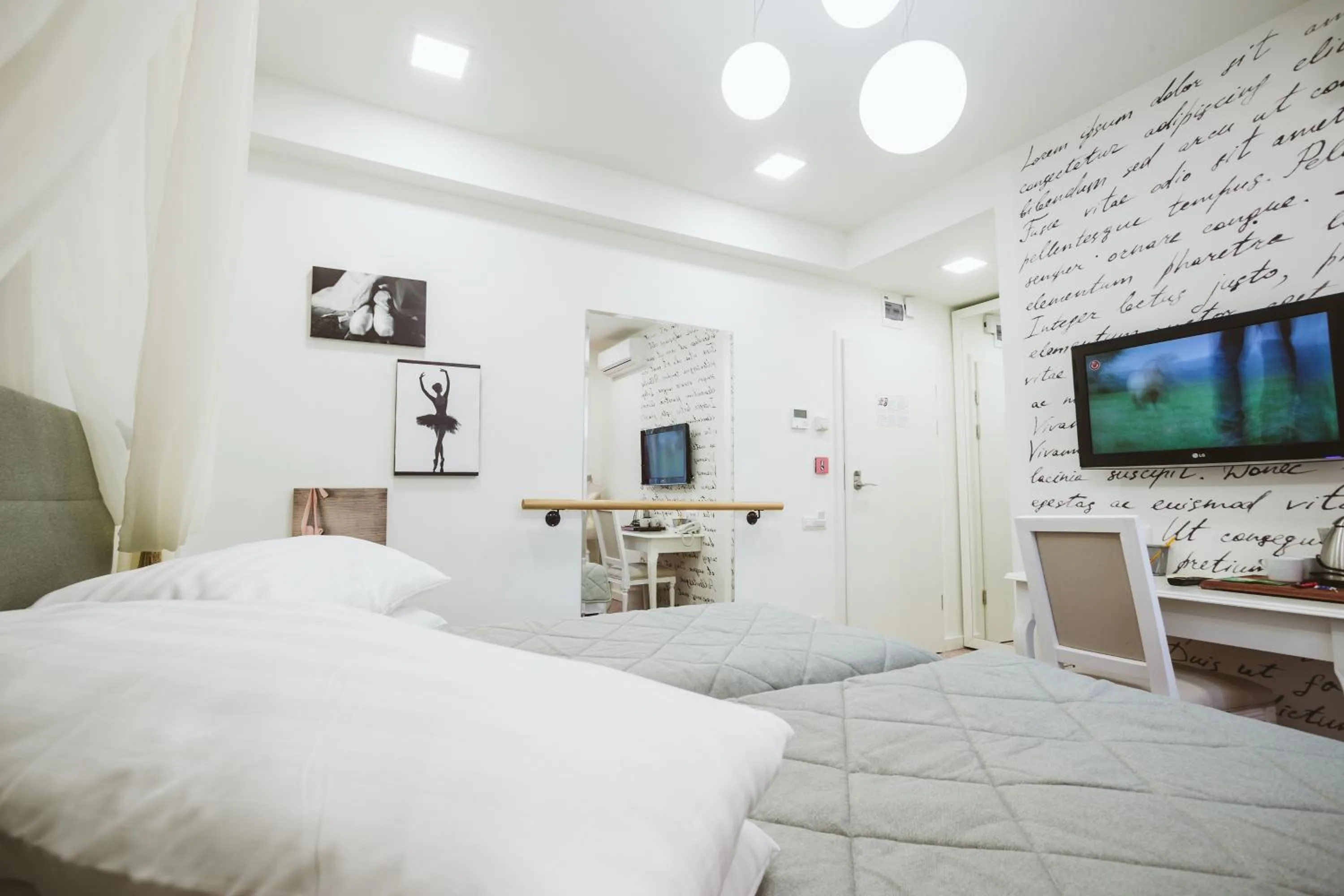 Photo of the whole room in Lol et Lola Hotel