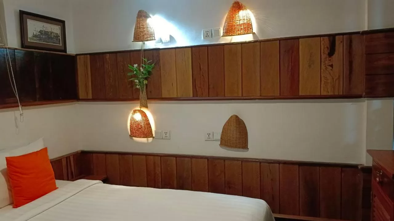 Photo of the whole room, Bed in Maison Model d'Angkor